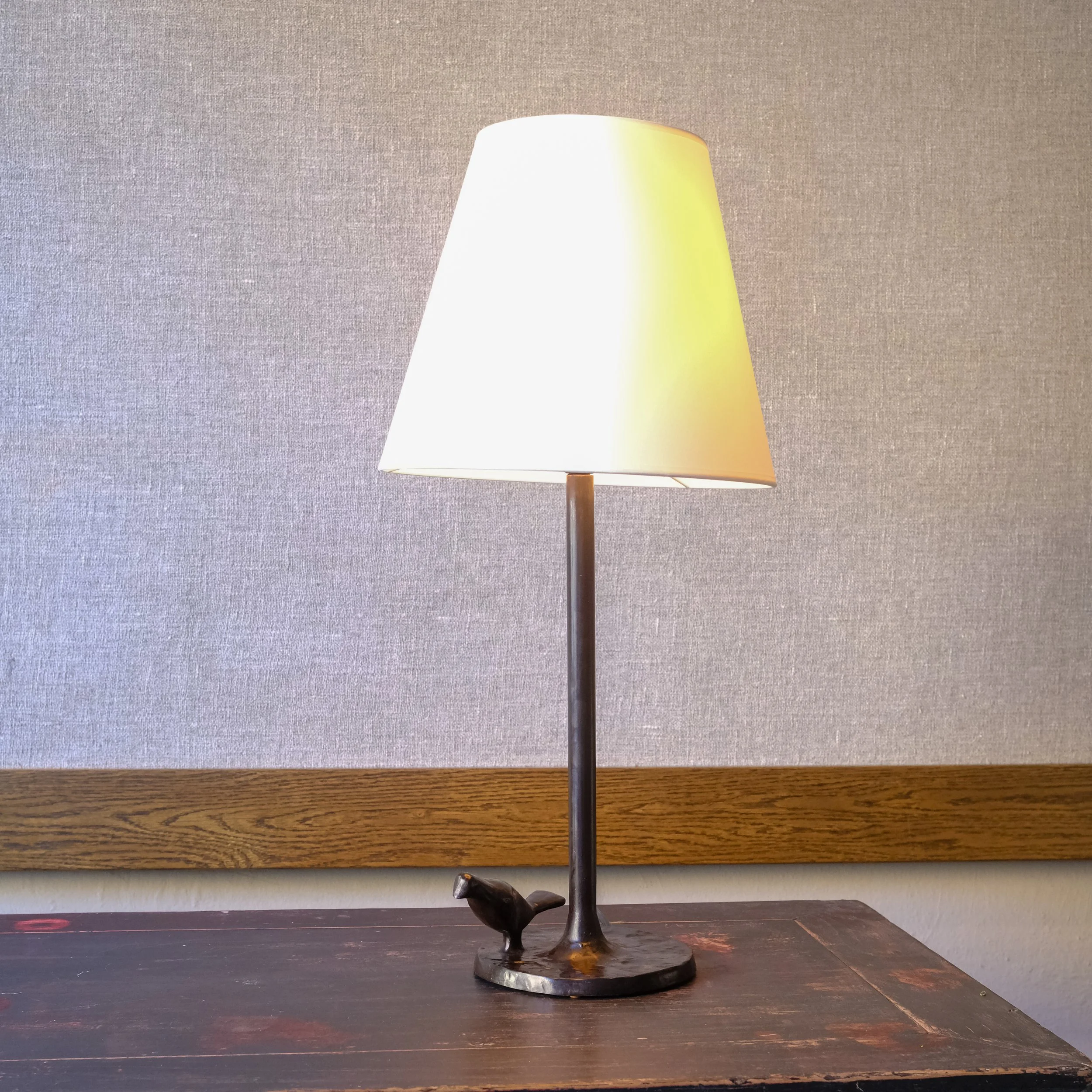 Bordslampa Plume tänd.jpg
