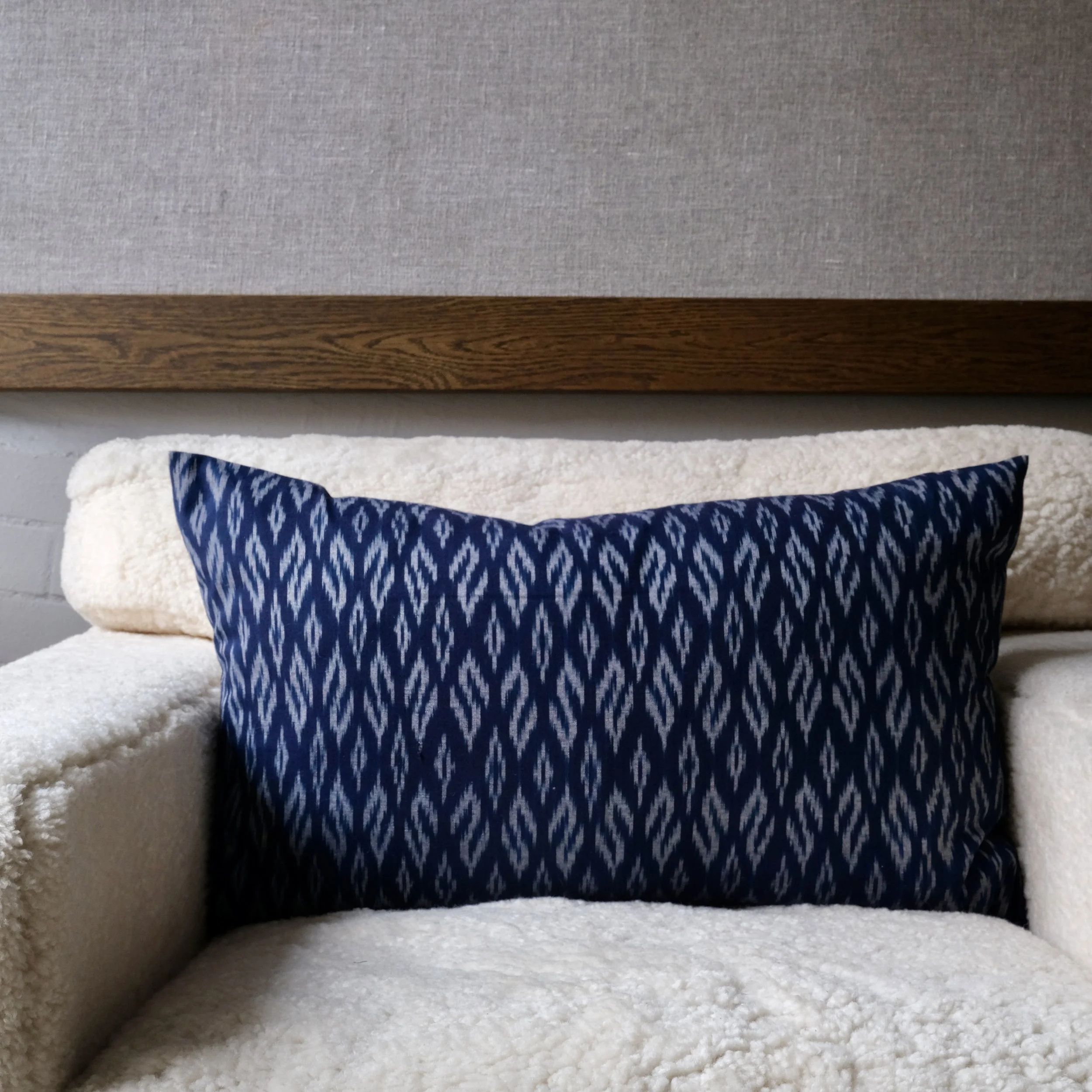 05100111 Prydnadskudde 40 x 60cm Thailand silk - Blå2.jpeg