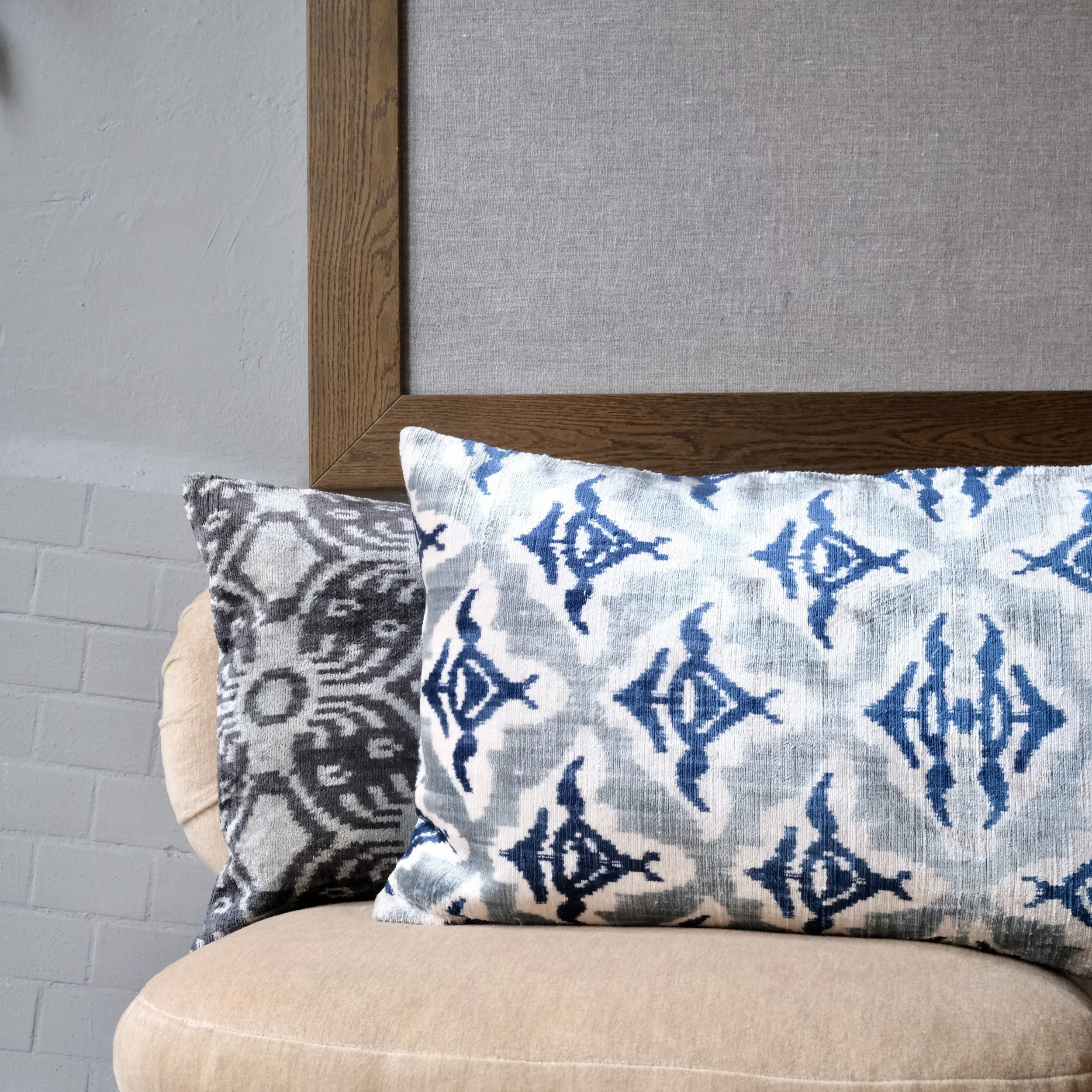 Kudde 40x60 cm Sammet och Silke Ikat blå grupp.jpeg