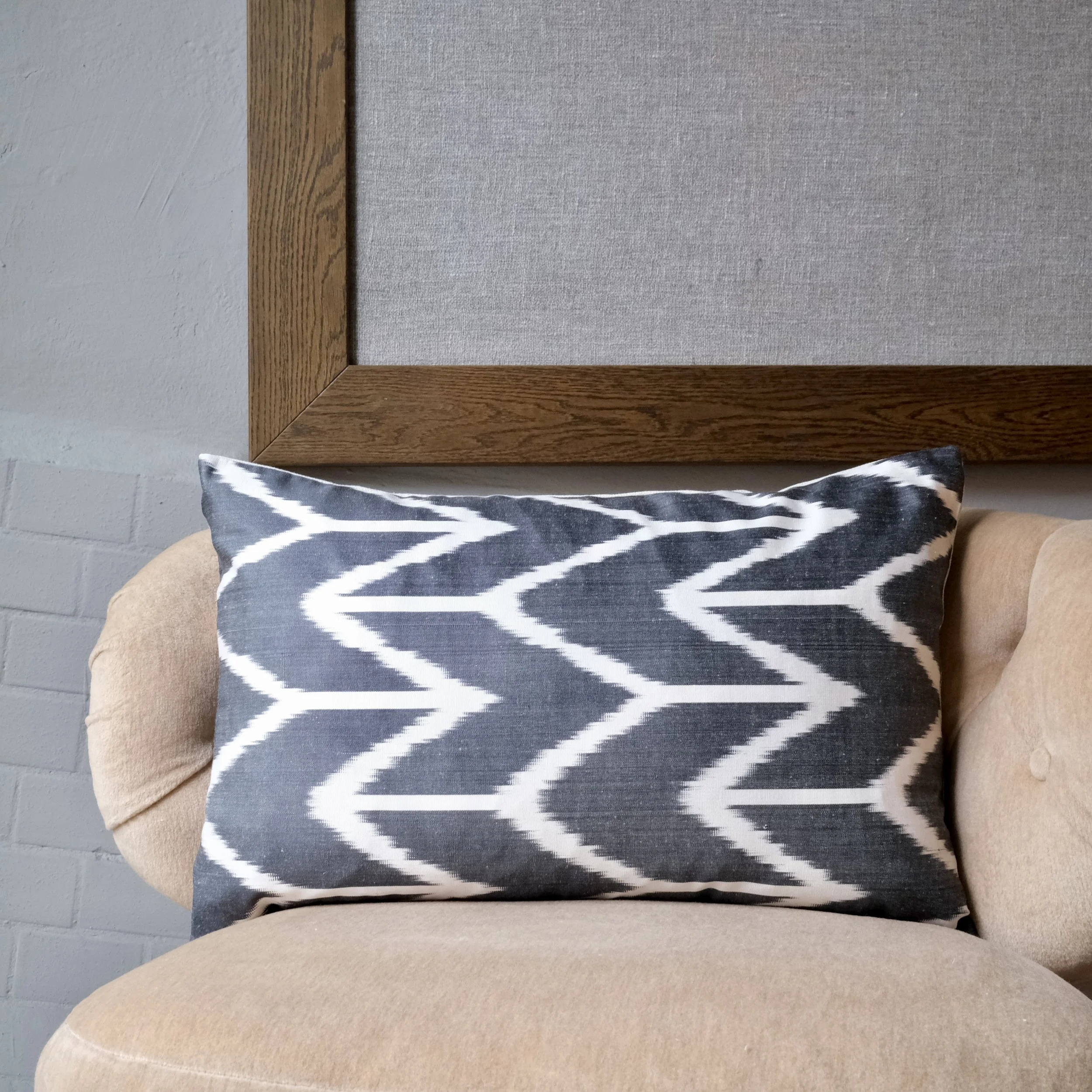 Kudde gammal 40x60 cm silke/bomull svart/vit stormönstrad ord?.jpeg