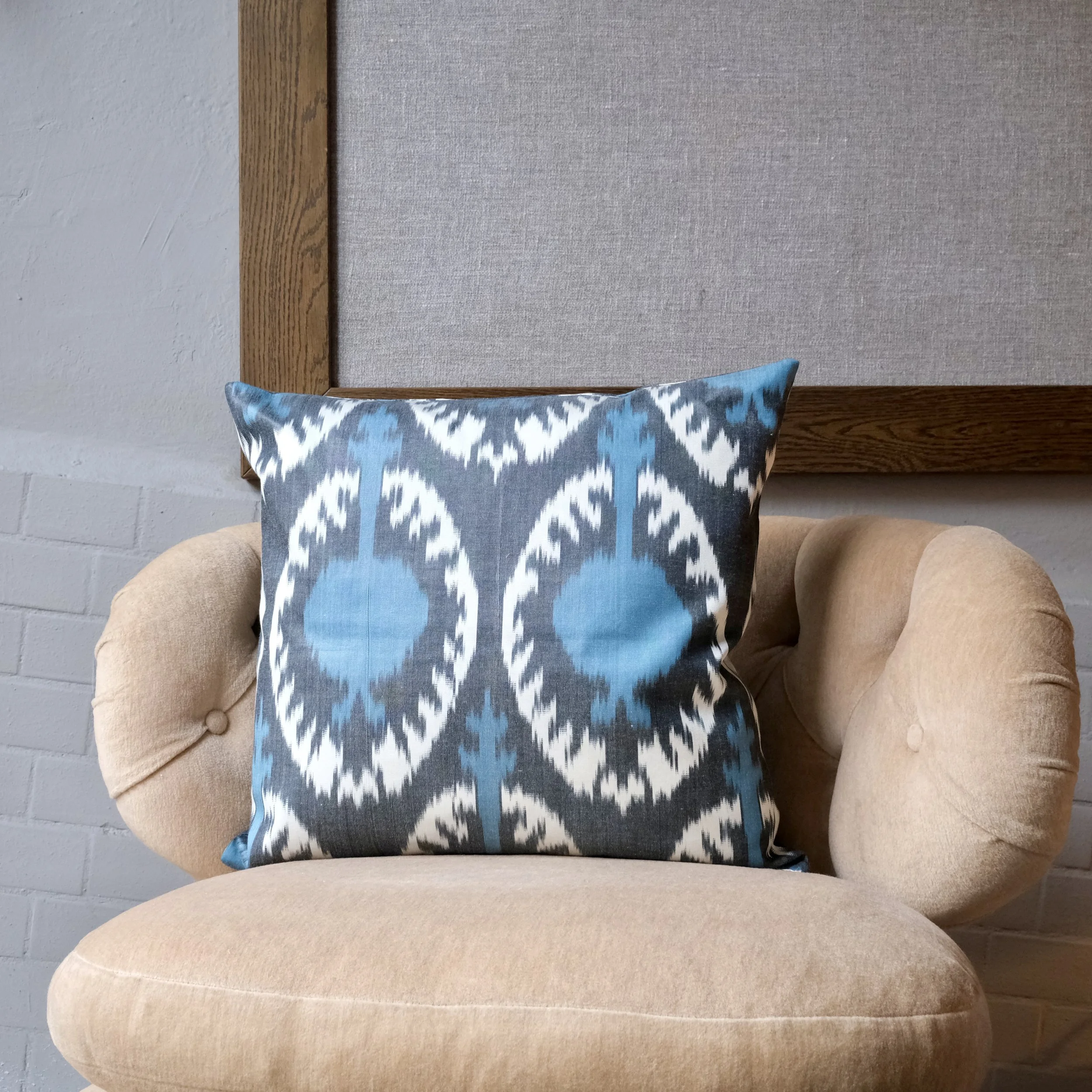 Kudde 50x50 cm, gammal ikatmönstrad mörk ord?.jpeg