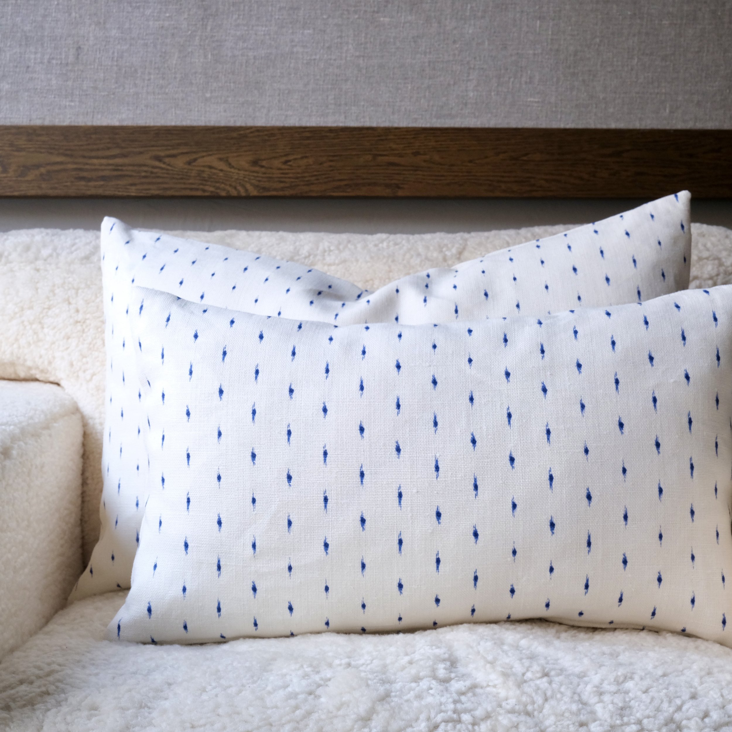 05100121 Prydnadskudde 30 x 50cm Helene Blanche - Drop Ink grupp.jpeg (Copy)