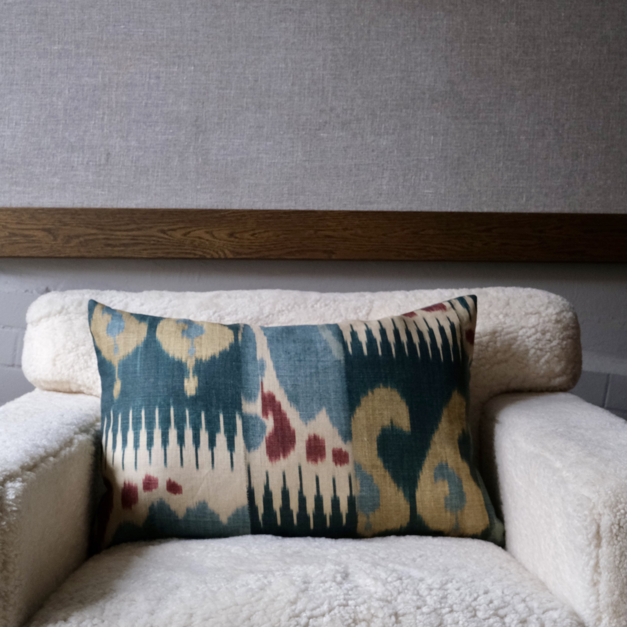 05100113 Prydnadskudde 40 x 60cm Lewis & Wood - Kimono Cayenne Blue.jpeg