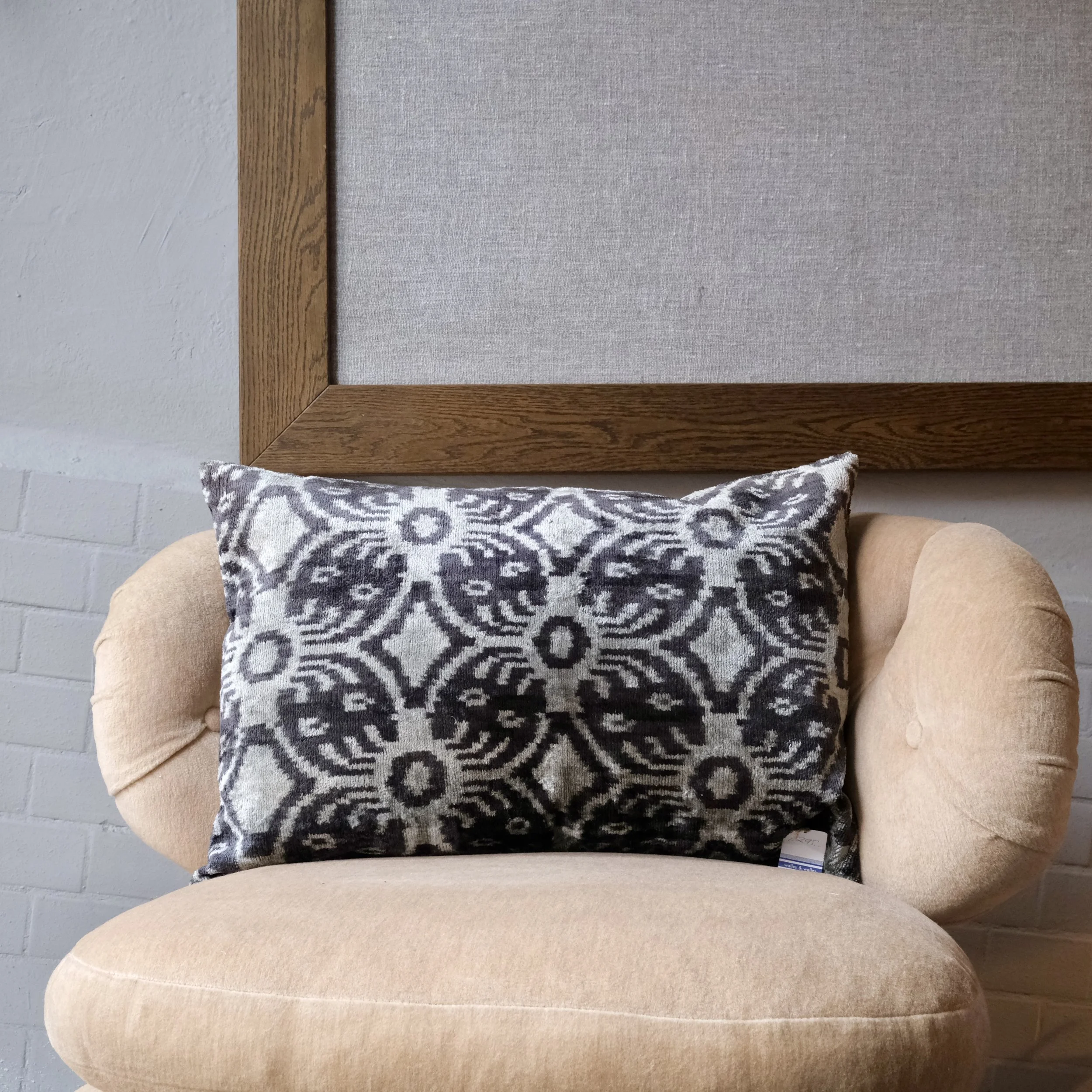 Kudde 40x60 cm Sammet och Silke Ikat svart/grå ord?.jpeg
