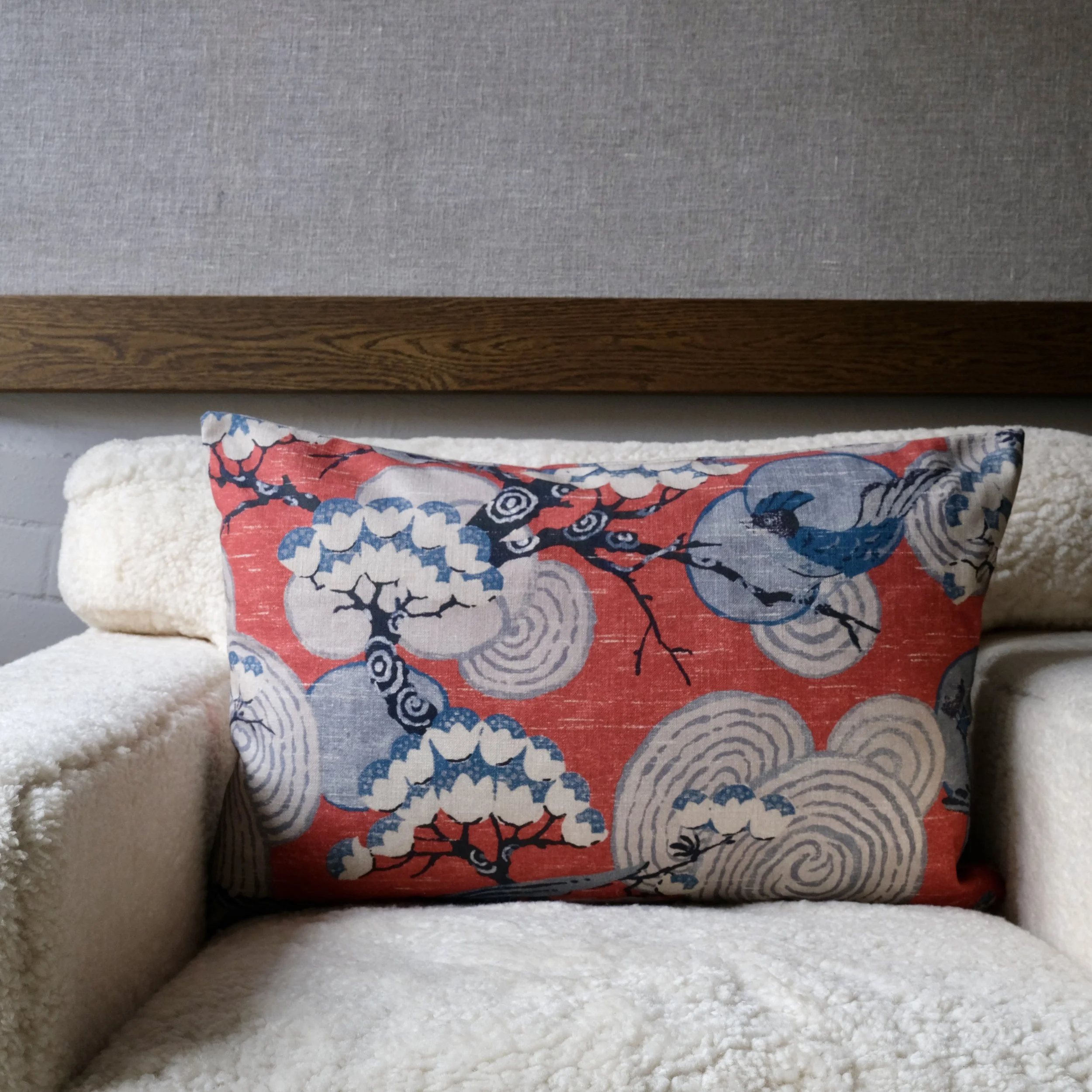 05100104 Prydnadskudde 40 x 60cm Güell Lamadrid - Haru Red2.jpeg