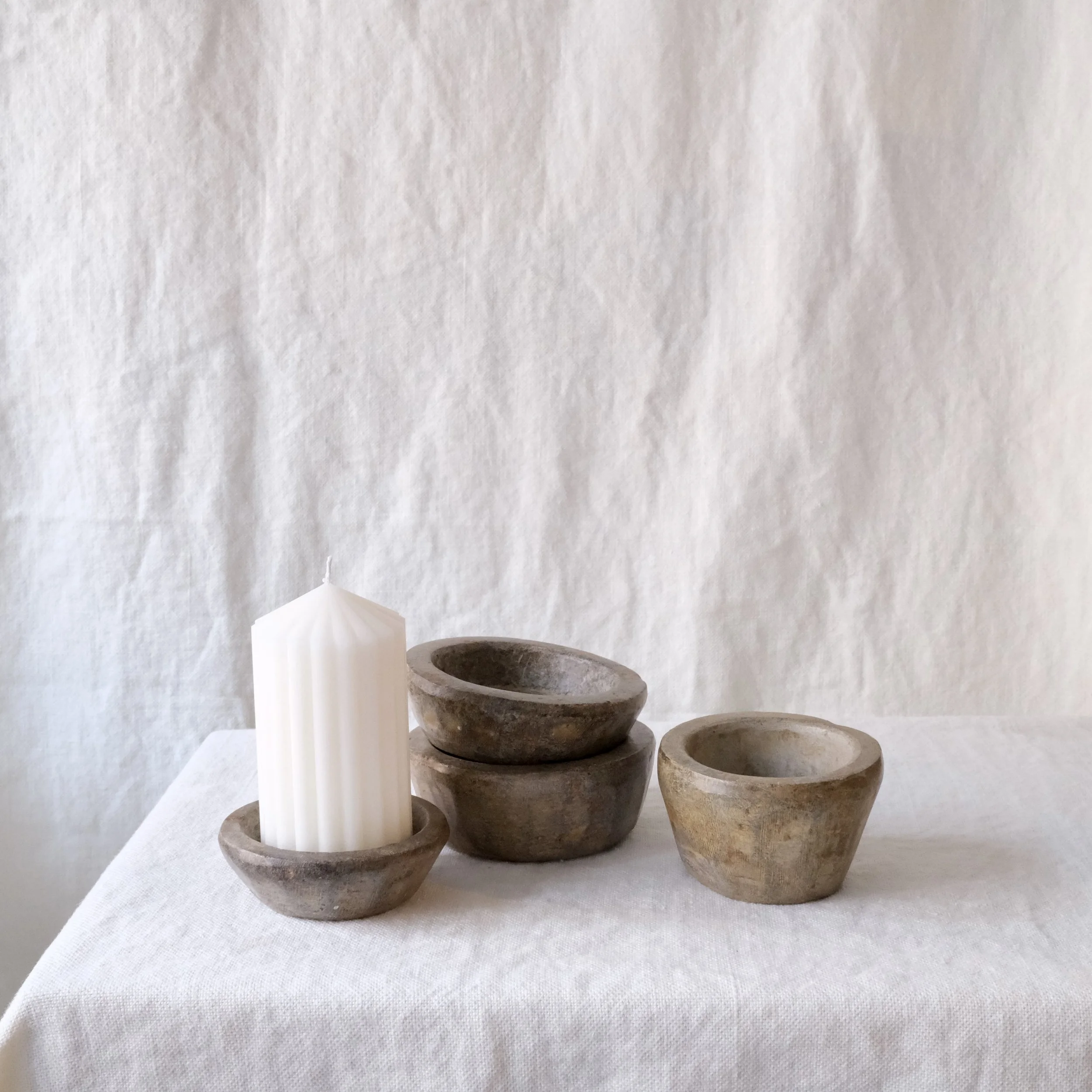 05140027 O/J - Antik liten stenskål med ljus.jpeg