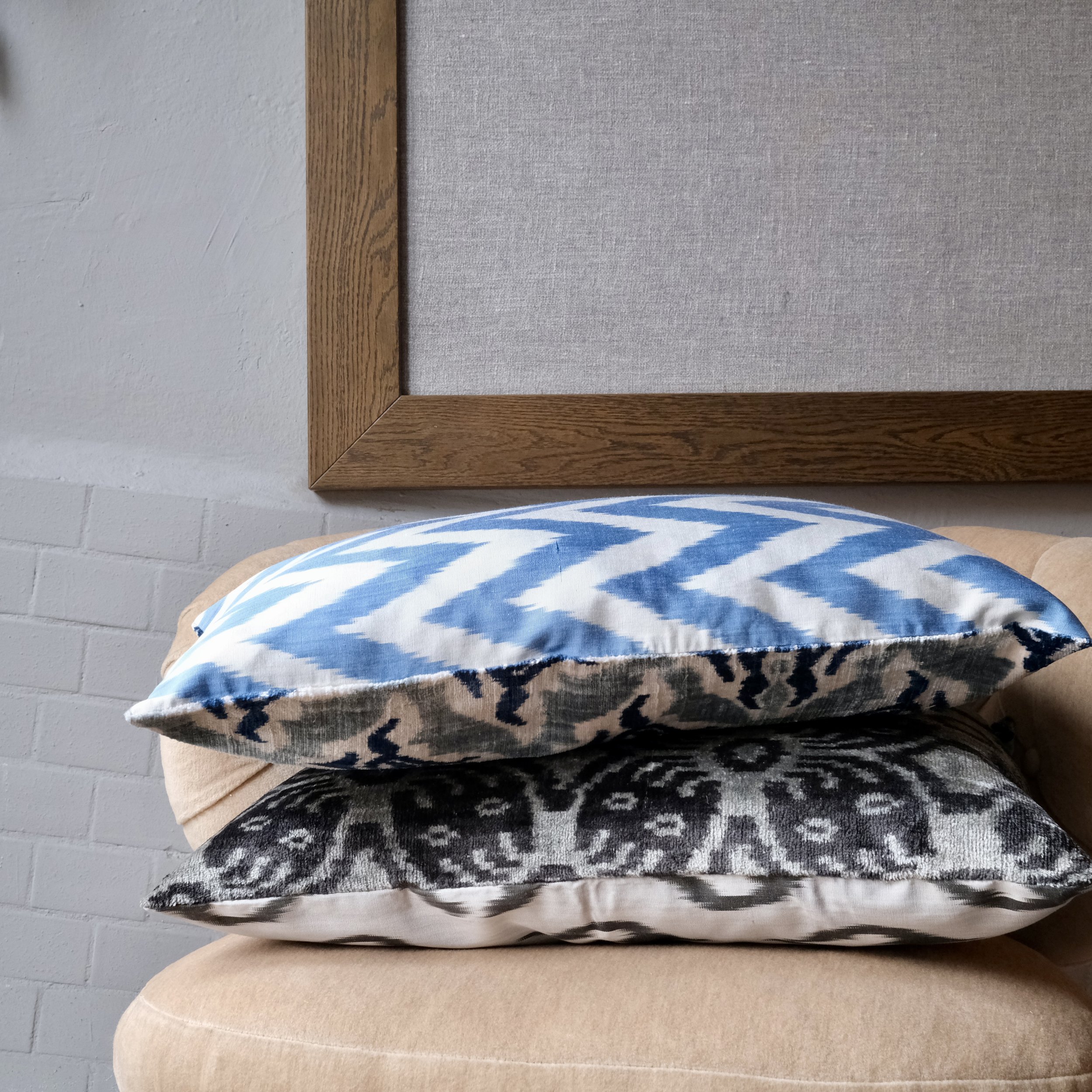 Kudde 40x60 cm Sammet och Silke Ikat svart/grå grupp.jpeg