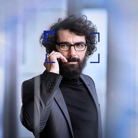 Man wearing ZEISS Progressive spectacle lenses and holding a mobile phone to his ear