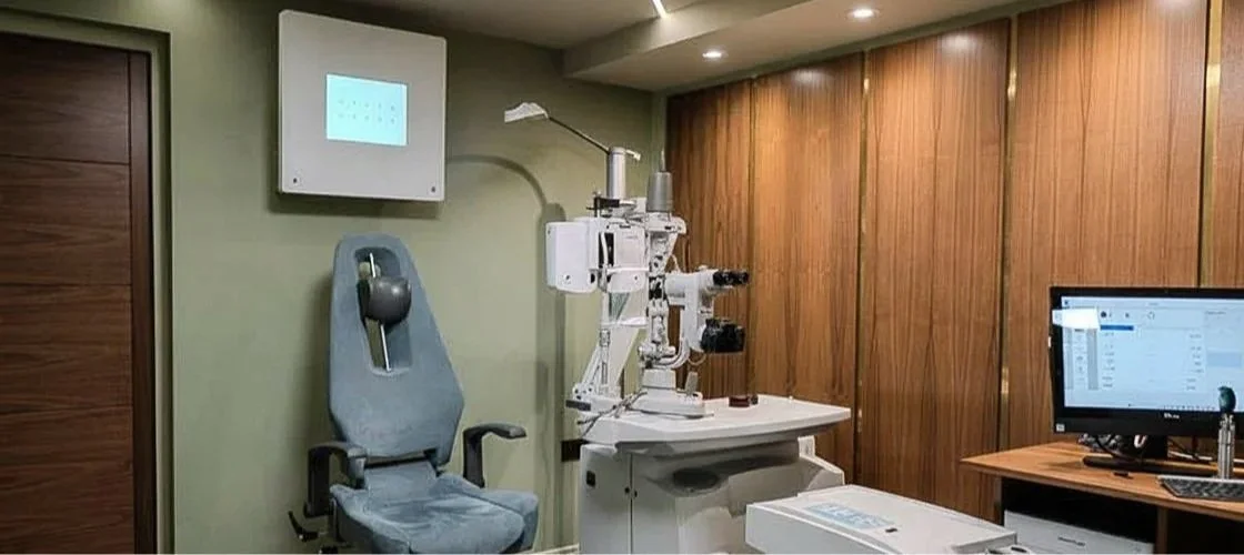 Consulting room showing Zeiss Visuphor & Visuscreen