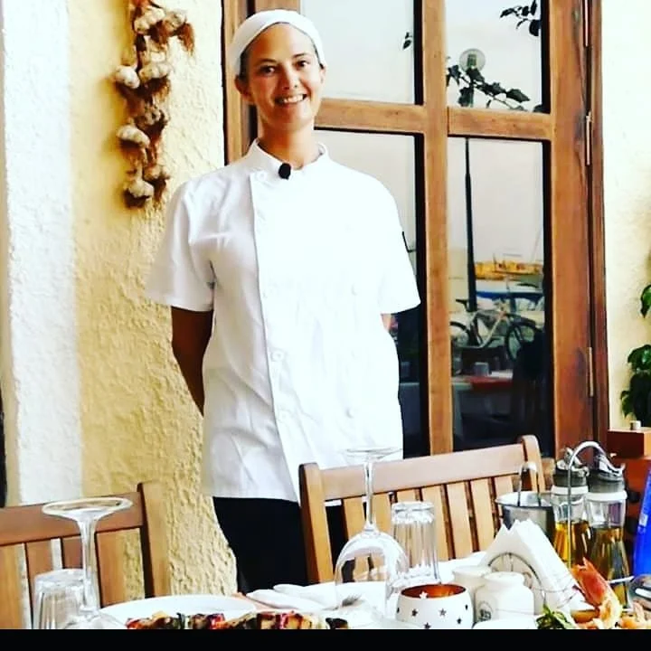 Meet me Sharon the chef that learnt to  make  delicious dishes  @ the catering school from the heart and life experiences #selftaughtchef #taratsakitchenbar#sharonstaratsadressing #ilovefood #cookwithme #nevergiveup #followyourdreams #kosisland #kard
