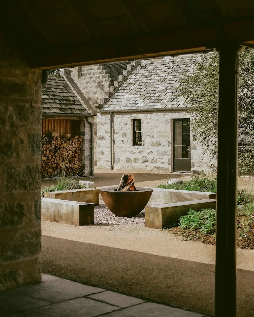 Slow autumn days at Lundies House 🍃

📍 Tongue, Scotland

#scotland #slowtravel #quietluxurg #sejournestay