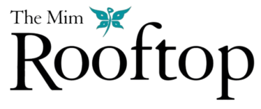 Logo avec un papillon bleu et le texte 'The Mim Roofing'