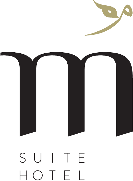 Logo d'une chaîne hôtelière nommée 'm' avec un dessin de feuille au sommet, accompagnée du texte 'SUITE HOTEL' en dessous.