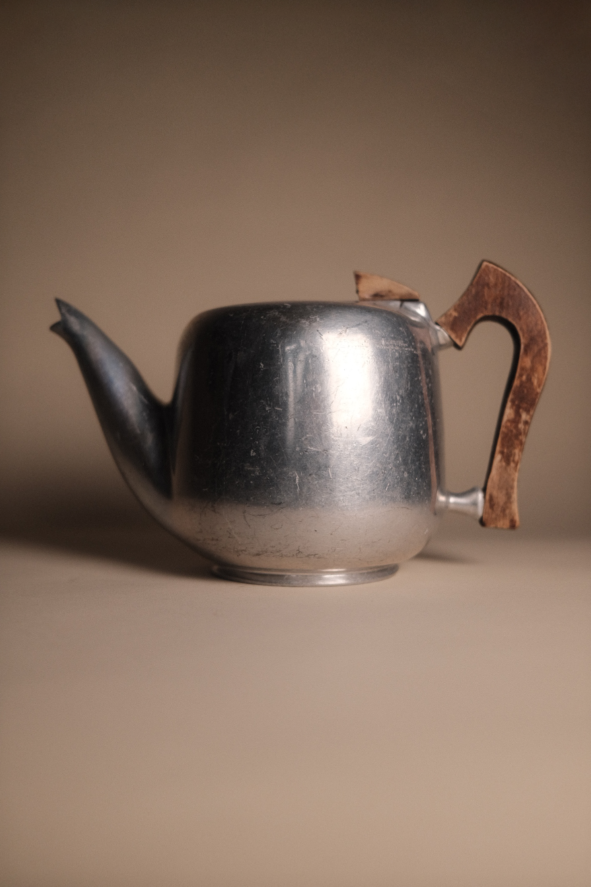 English Art Nouveau Aluminium and Teak Teapot, Picquot Ware, 1900s