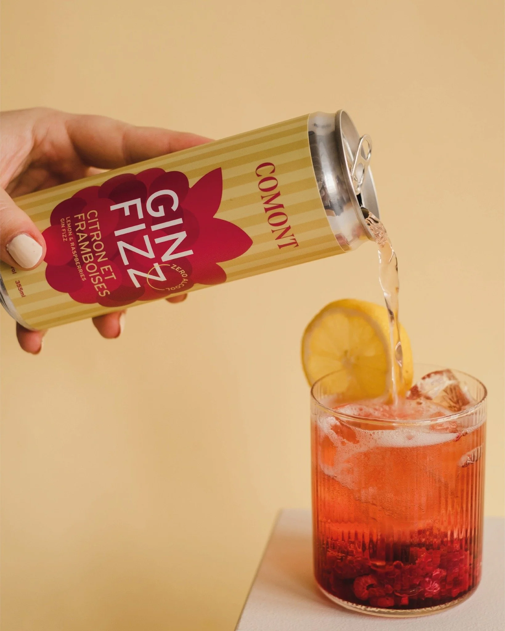 Le défi du 28 jours sans alcool se poursuit 🤩 
On en profite pour vous présenter le Gin Fizz 🍋🩷
Le premier prêt-à-boire de la série SANS ALCOOL de @comont.distillerie 
Toujours un plaisir de créer leurs b