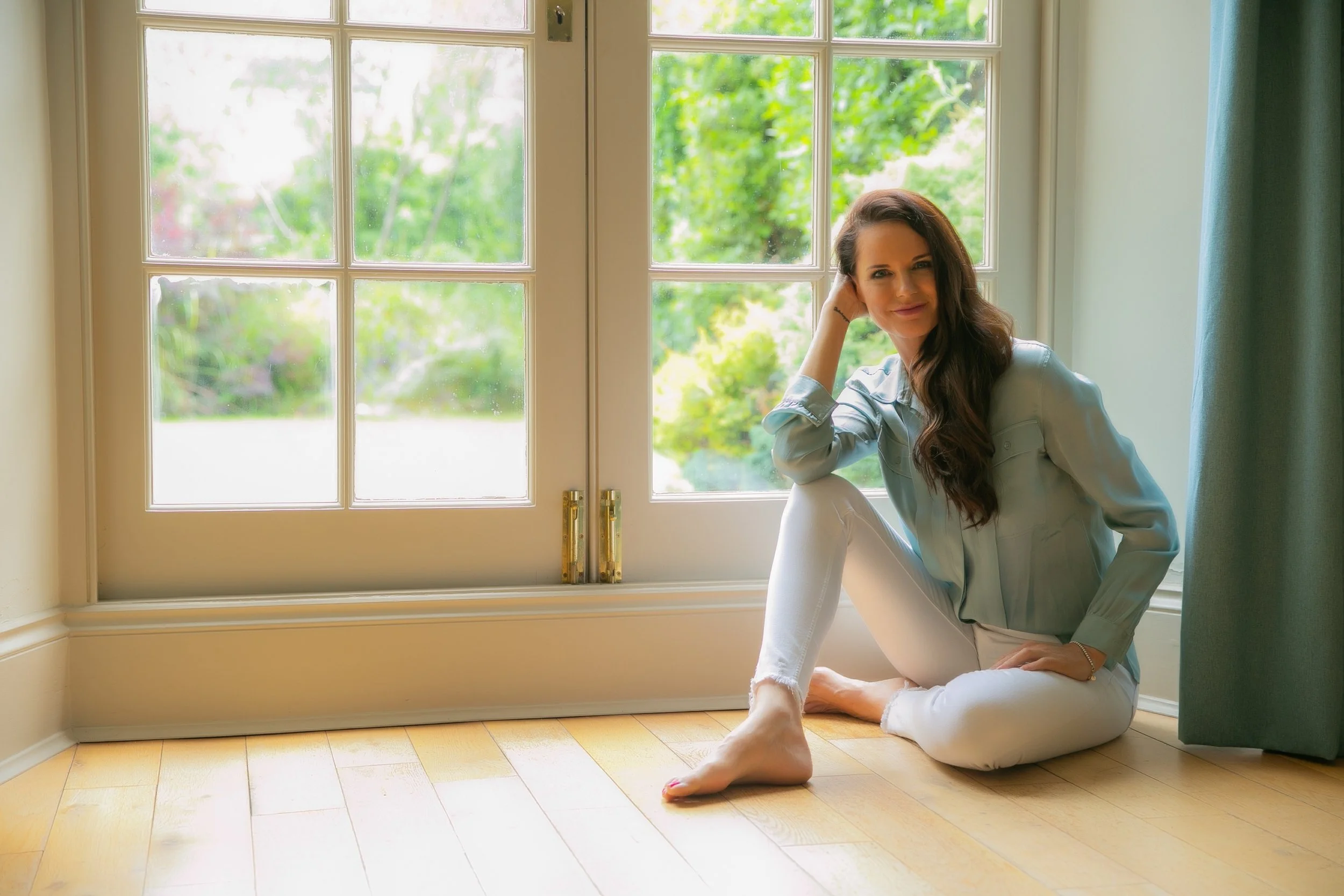 Feeling In Between Worlds? Why This Phase Isn’t a Setback (And How It Helps You Become Magnetic)