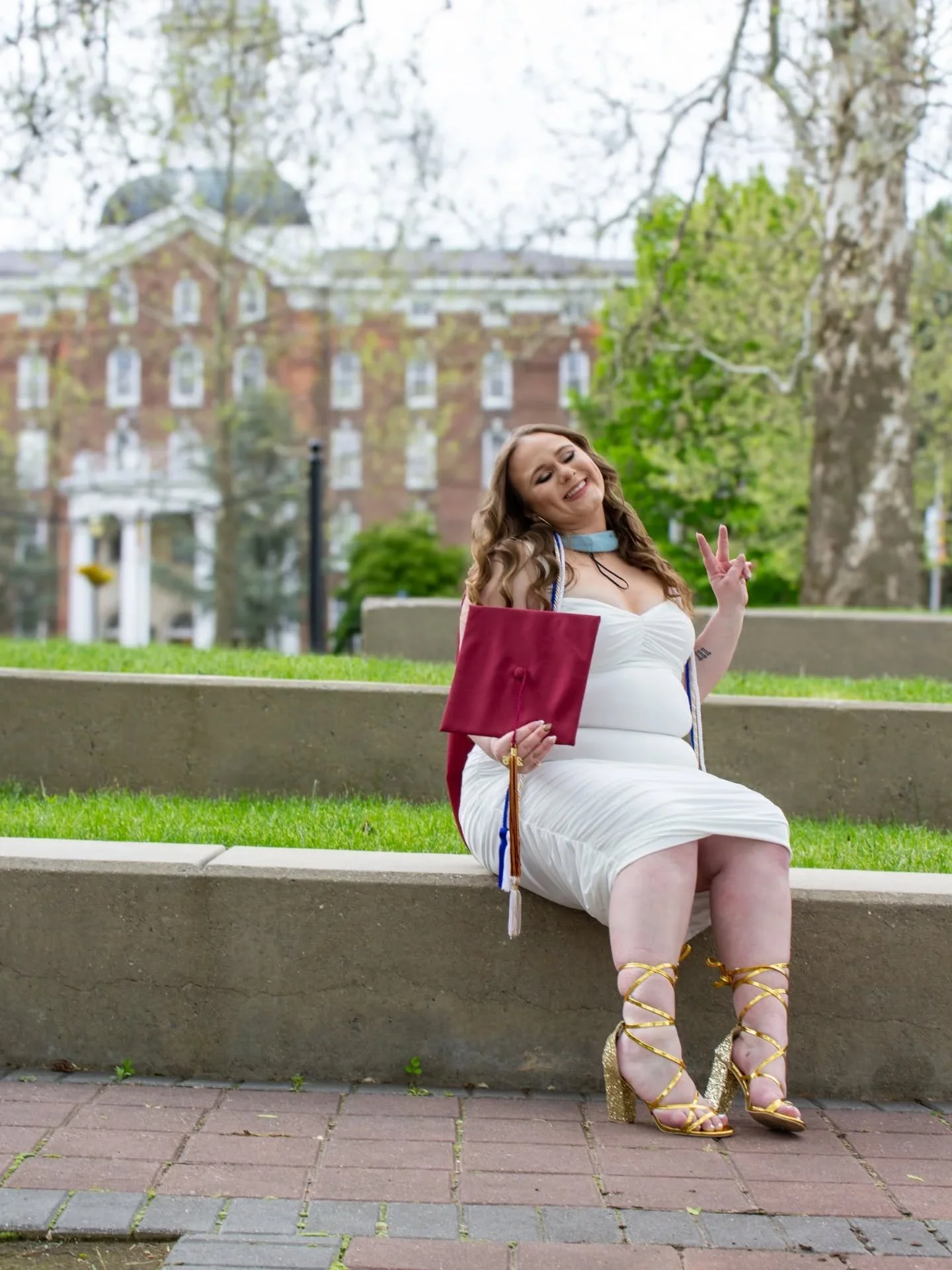 When you're graduating with a Masters and a fan of The Weeknd, you get grad photos to show off the cap and tat...✨️🎓

Loved getting to work with @maddie_stroud6 on her grad photos!

#freelancephotographer #freelancecreative #gradphotos #gradphotogra