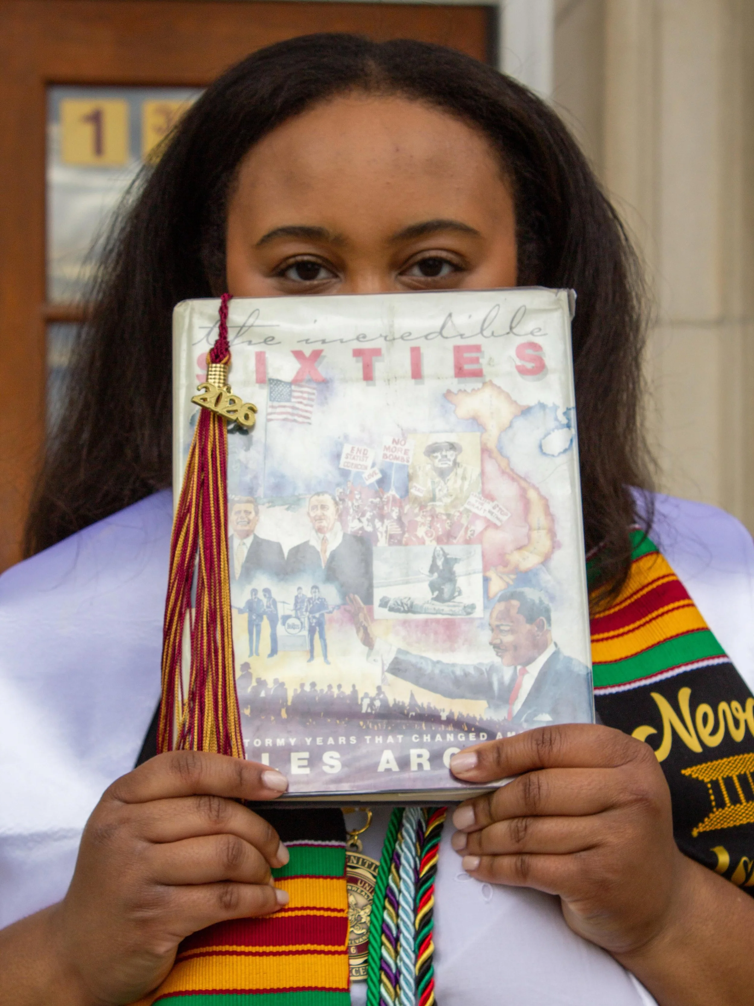 A grad who loves history? We had to bring back the globe and some favorite history books to the session😊
This grad photo session for @nevmar15 was a total blast!

#freelancegraphicdesigner #freelancephotographer #gradphotos #gradphotographer #gradph
