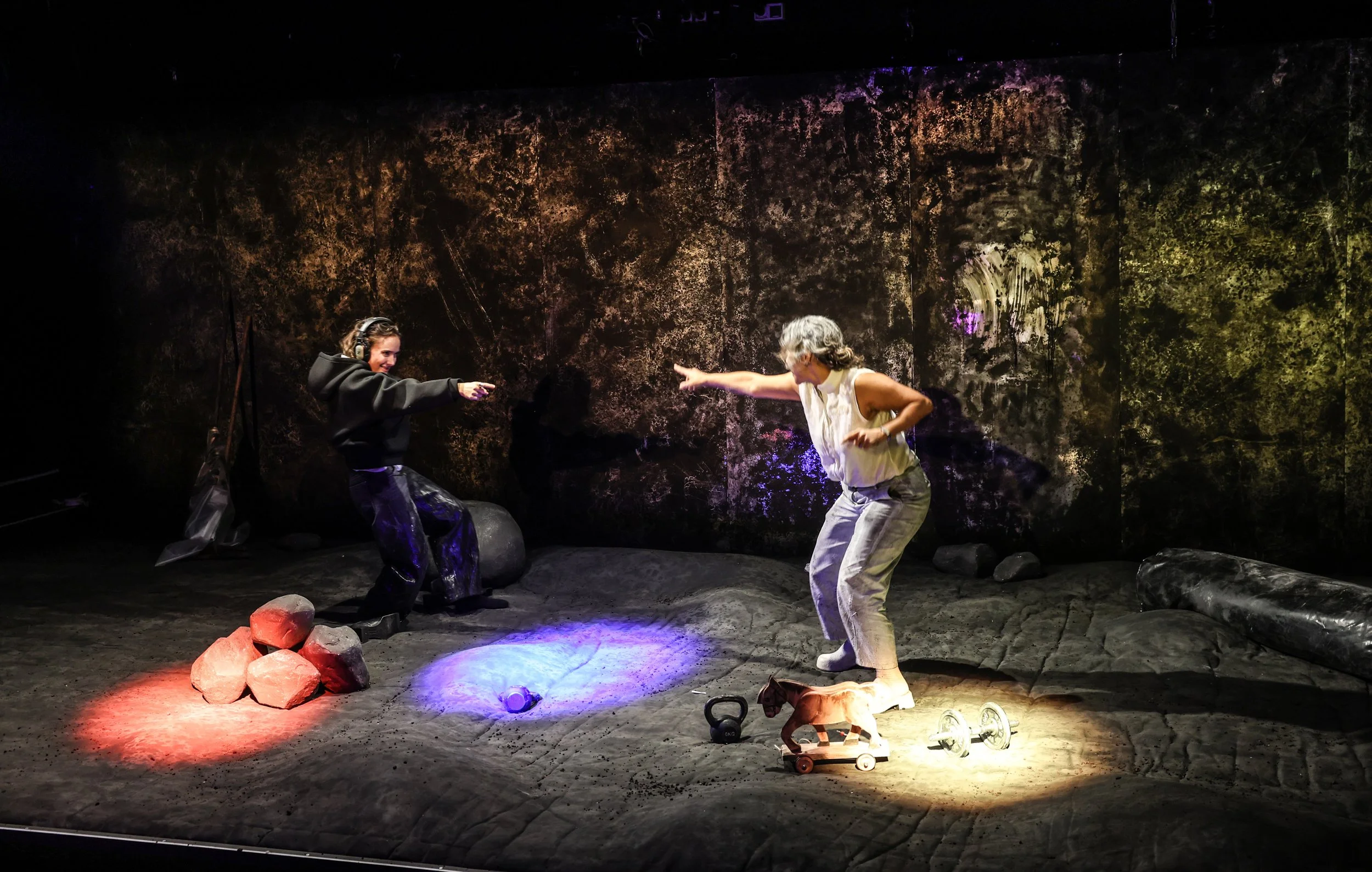 "PARADIES-ACKER" AM DÜSSELDORFER SCHAUSPIELHAUS © Melanie Zanin und Sandra Then