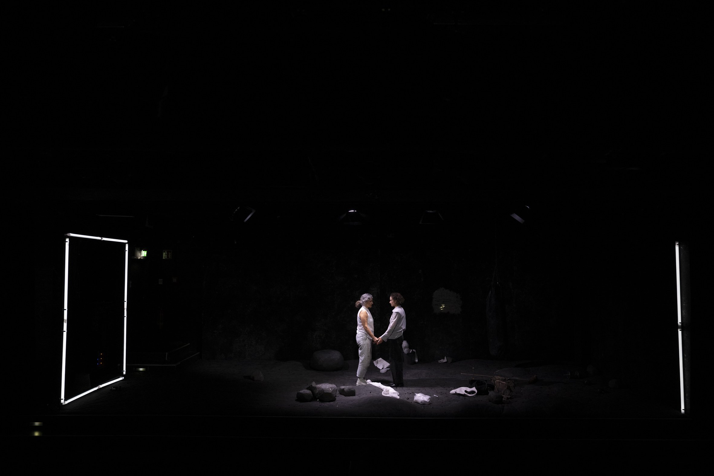 "PARADIES-ACKER" AM DÜSSELDORFER SCHAUSPIELHAUS © Melanie Zanin und Sandra Then