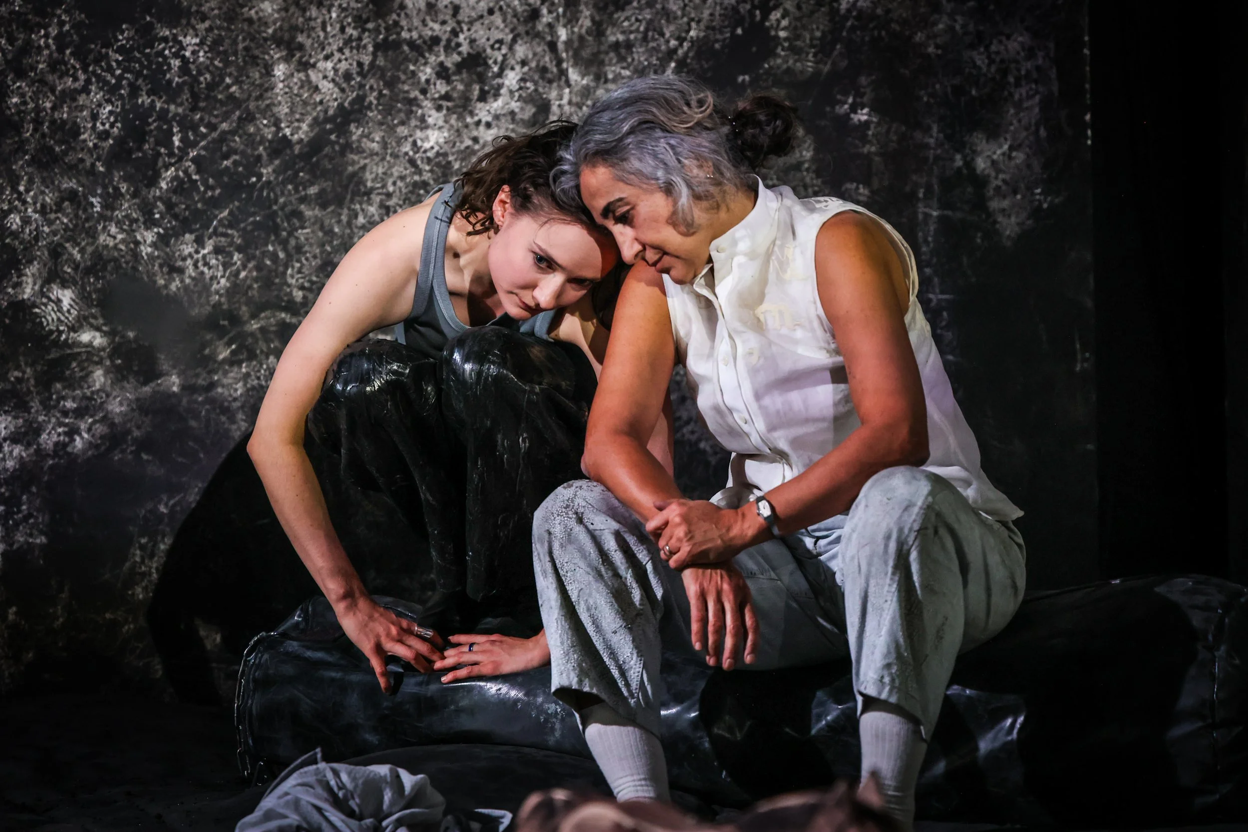 "PARADIES-ACKER" AM DÜSSELDORFER SCHAUSPIELHAUS © Melanie Zanin und Sandra Then