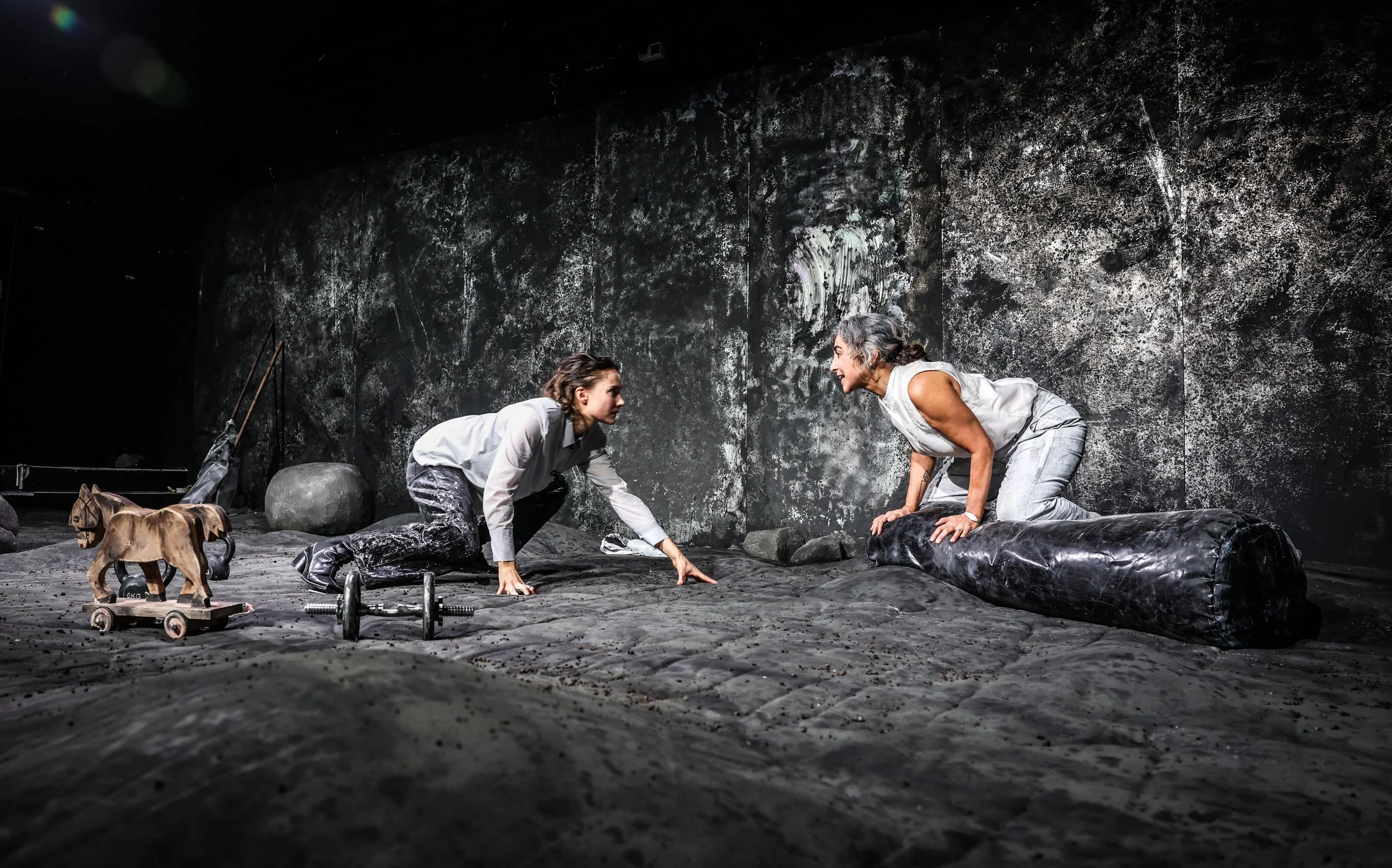 "PARADIES-ACKER" AM DÜSSELDORFER SCHAUSPIELHAUS © Melanie Zanin und Sandra Then