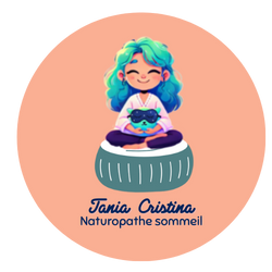 Illustration d'une femme avec des cheveux bleus, assise en tailleur, tenant un chat noir en peluche, sur un coussin gris, avec un fond rose clair, et du texte indiquant 'Tania Cristina, Naturopathe sommeil'.