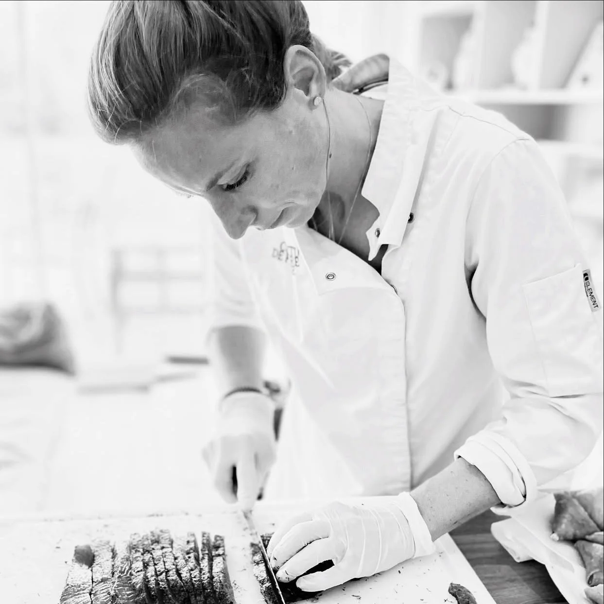 👋 Camille, traiteur &eacute;v&eacute;nementiel engag&eacute;e bas&eacute;e sur Bordeaux, enchant&eacute;e ! 

Avant de pouvoir &eacute;crire cette phrase, j&rsquo;ai r&eacute;alis&eacute; une reconversion professionnelle apr&egrave;s 12 ans comme Re