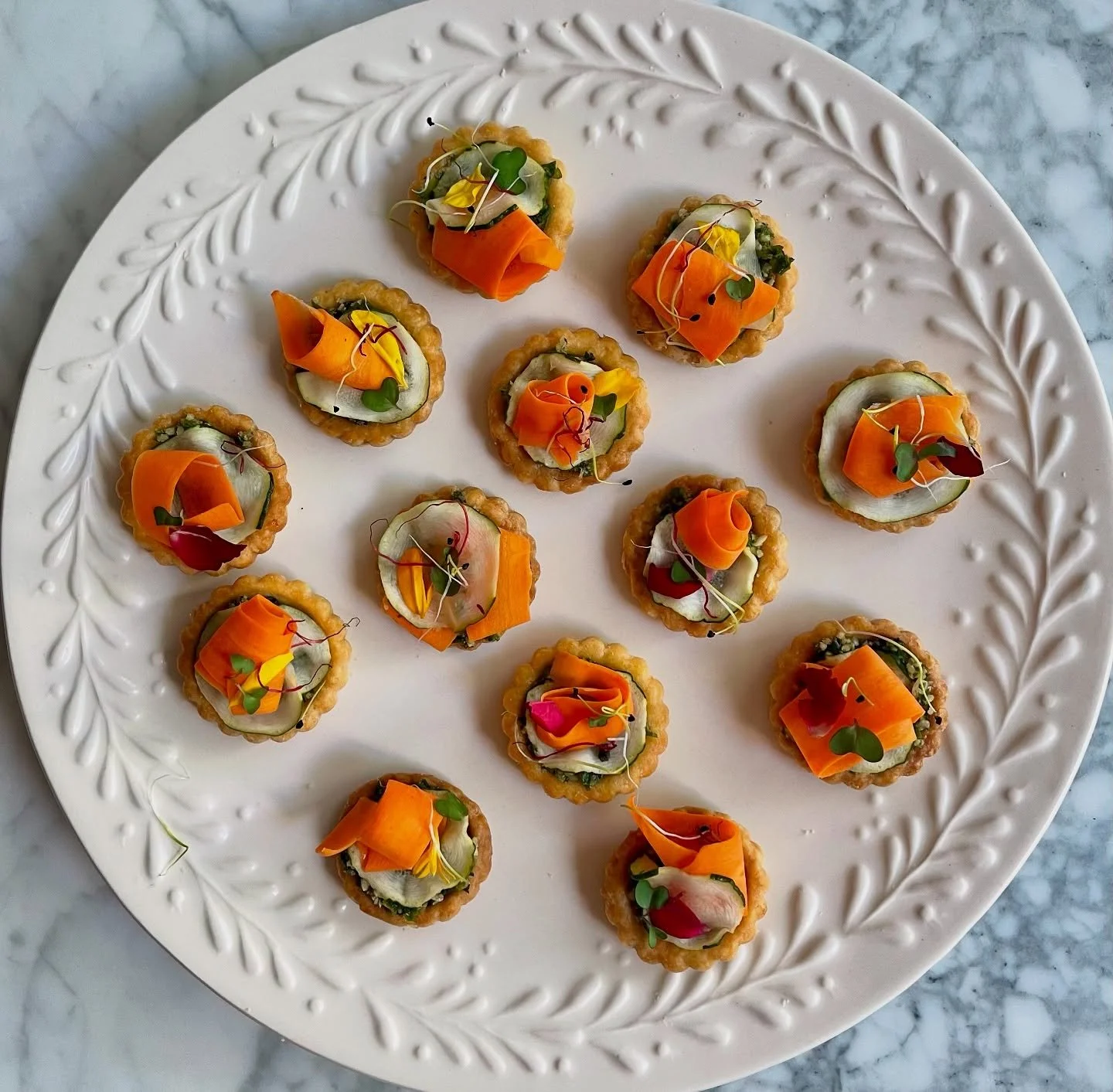 ☀️Extrait de buffet : les mignardises du jardin d&rsquo;&eacute;t&eacute; ☀️ 

Deux bouch&eacute;es pour (re)tomber amoureux des l&eacute;gumes de saison !

&bull; Pesto menthe/coriande/noisette
&bull; P&acirc;tes bris&eacute;e
&bull; Carottes &amp; 