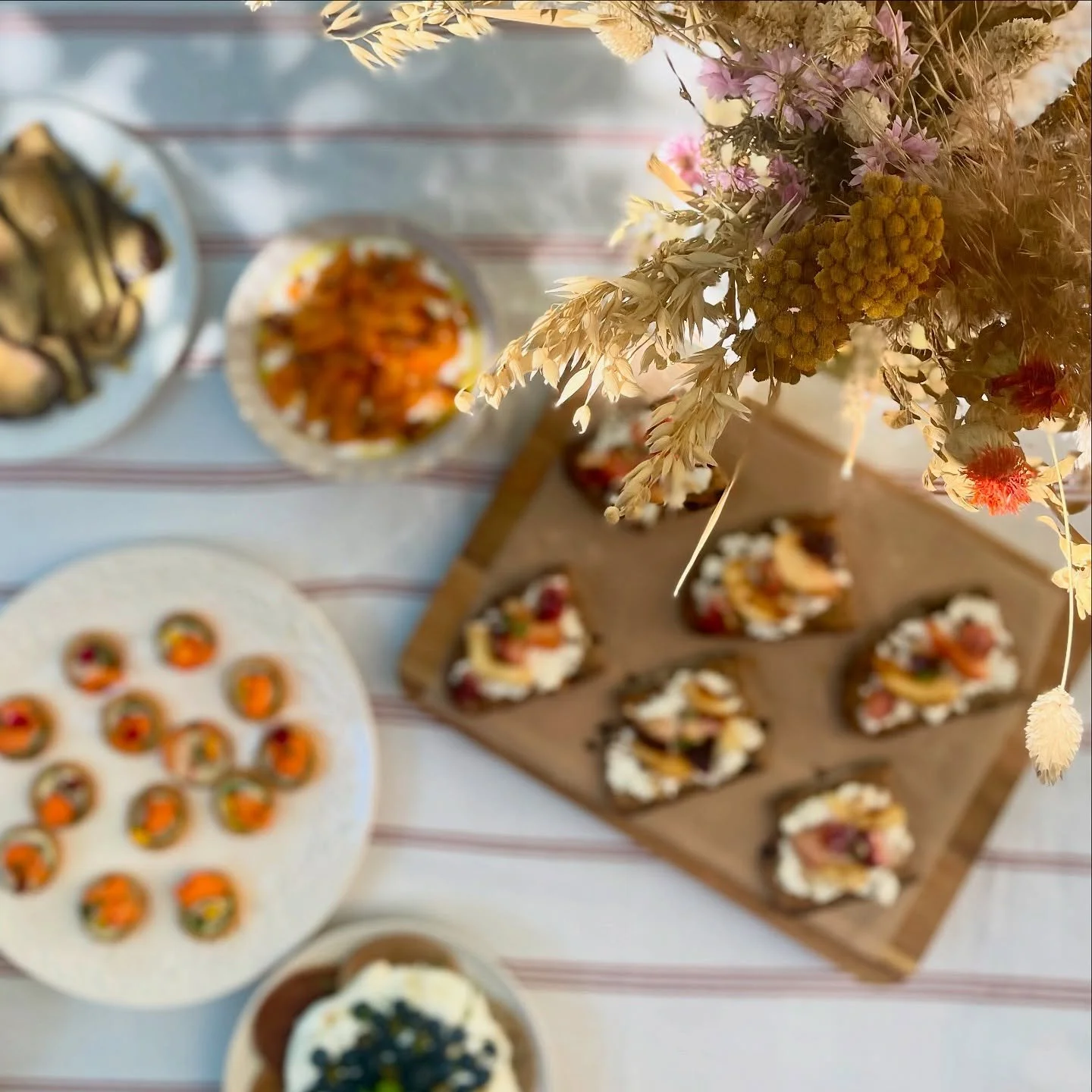 🌻 Et si, ensemble, nous donnions vie &agrave; votre prochain buffet ? 

Afin de r&eacute;galer les papilles de vos convives tout en profitant de chaque instant avec eux,  je vous propose un accompagnement sur mesure : 

&bull;Conception 
&bull;R&eac