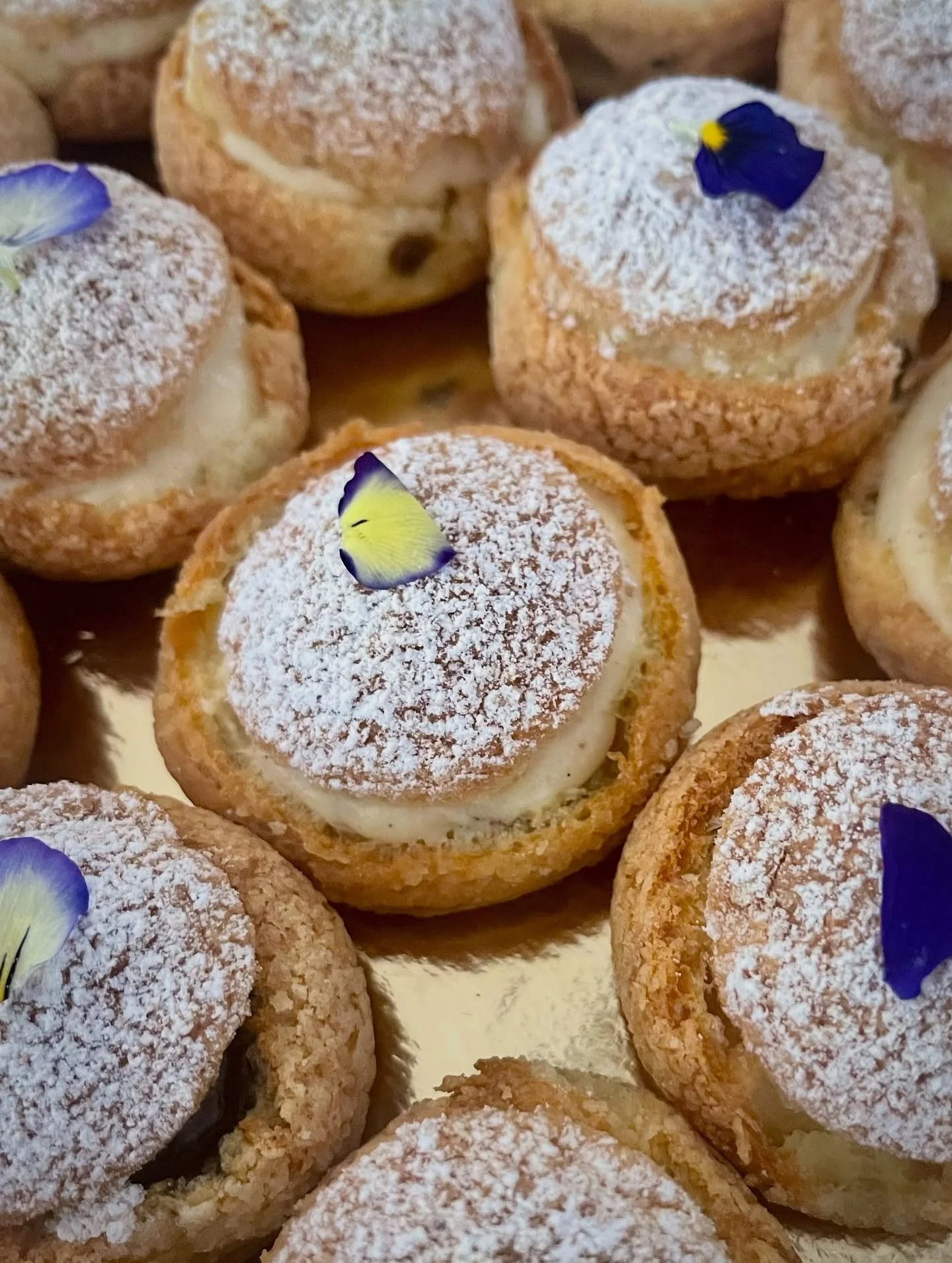 🤎 Inspiration Paris - Brest pour une cr&eacute;ation sur mesure 🤎 

Lorsque qu&rsquo;Arnaud me contacte pour r&eacute;aliser la pi&egrave;ce sucr&eacute;e qui viendra r&eacute;galer les papilles d&rsquo;une vingtaine de convives pour l&rsquo;annive