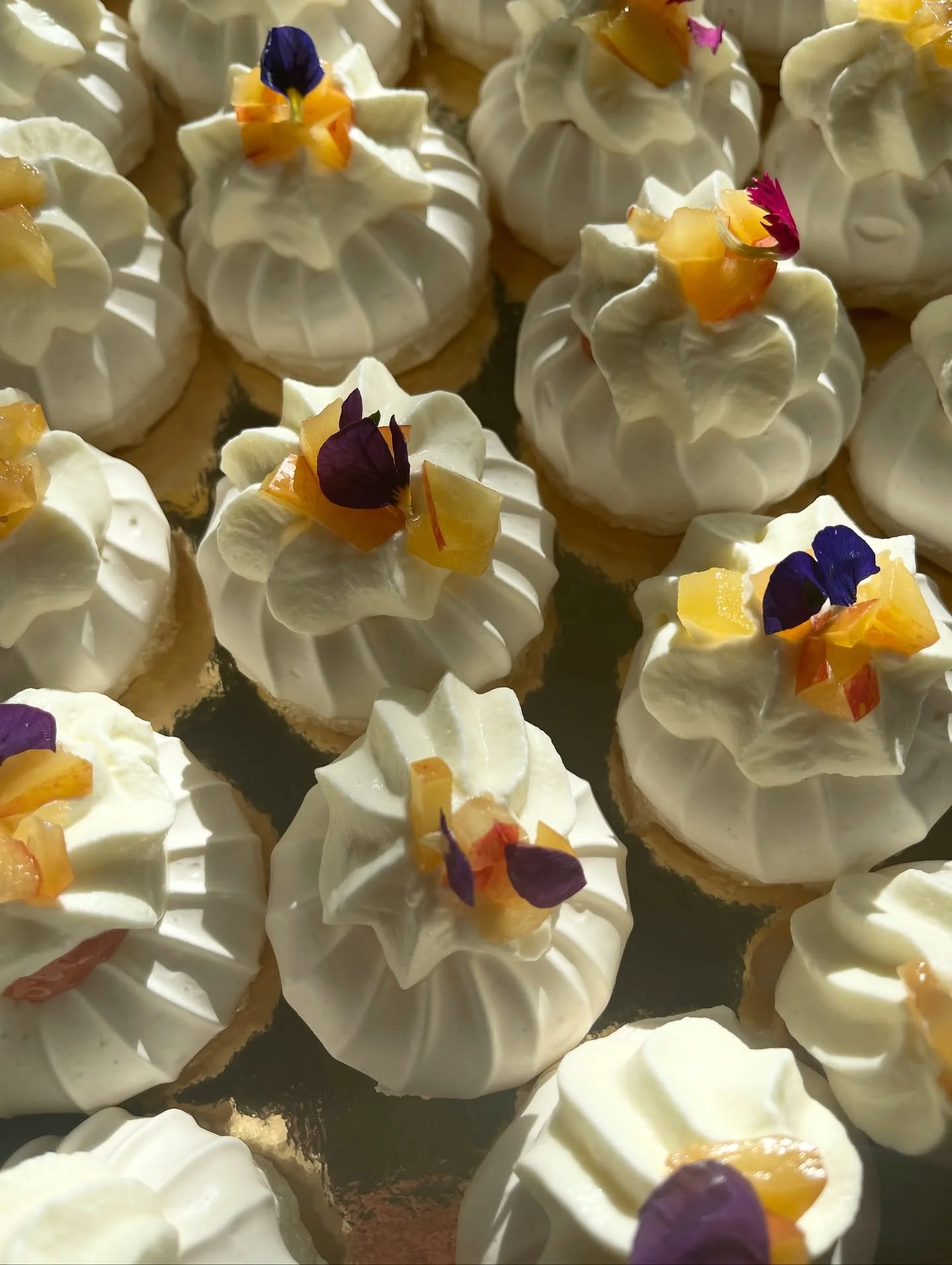 ☀️Passion meringue fran&ccedil;aise☀️

J&rsquo;aime particuli&egrave;rement la texture de la meringue fran&ccedil;aise avant cuisson : brillante et onctueuse, un vrai petit nuage sur lequel d&eacute;poser tant de saveurs ! 

Celles-ci ont &eacute;t&e