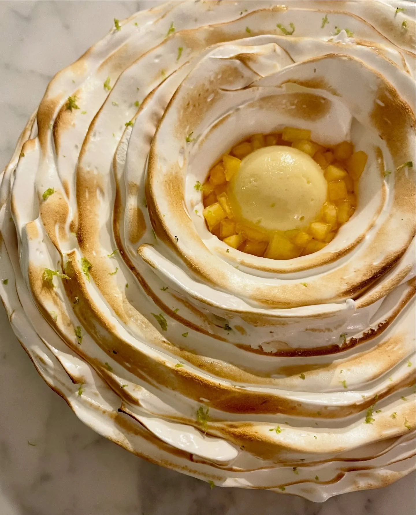 💛 Tarte aux agrumes version 2025 💛 

&bull; P&acirc;te sucr&eacute;e 
&bull; Biscuit moelleux citron &amp; huile d&rsquo;olive 
&bull; Confit kaki
&bull; Cr&eacute;meux citron jaune &amp; citron vert 
&bull; Meringue italienne 
&bull; Kaki cru 

👩