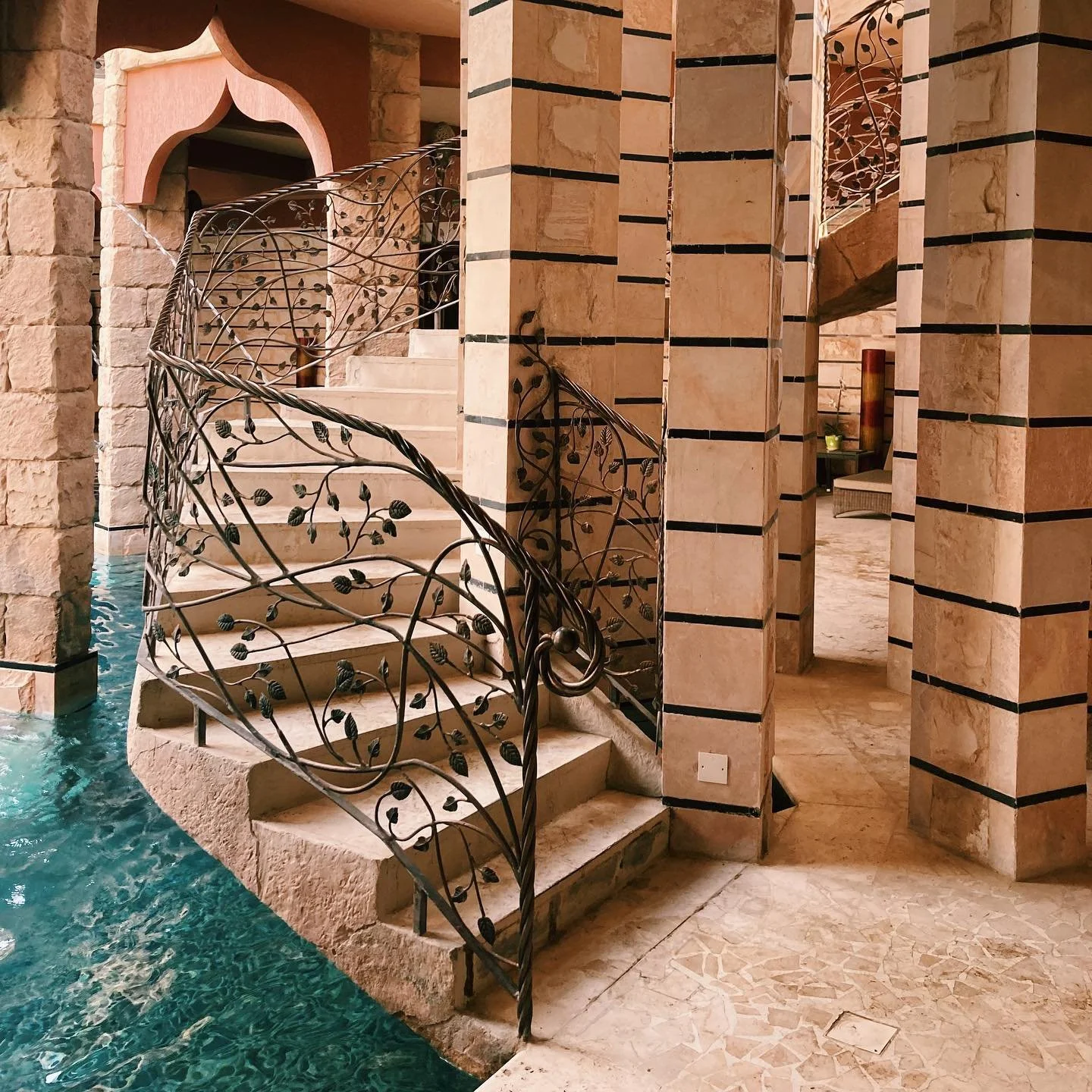 Some lovely interior details at the Telal Resort Al Ain! I especially love the vine balustrade and how it climbs up the columnsπΏπΏ