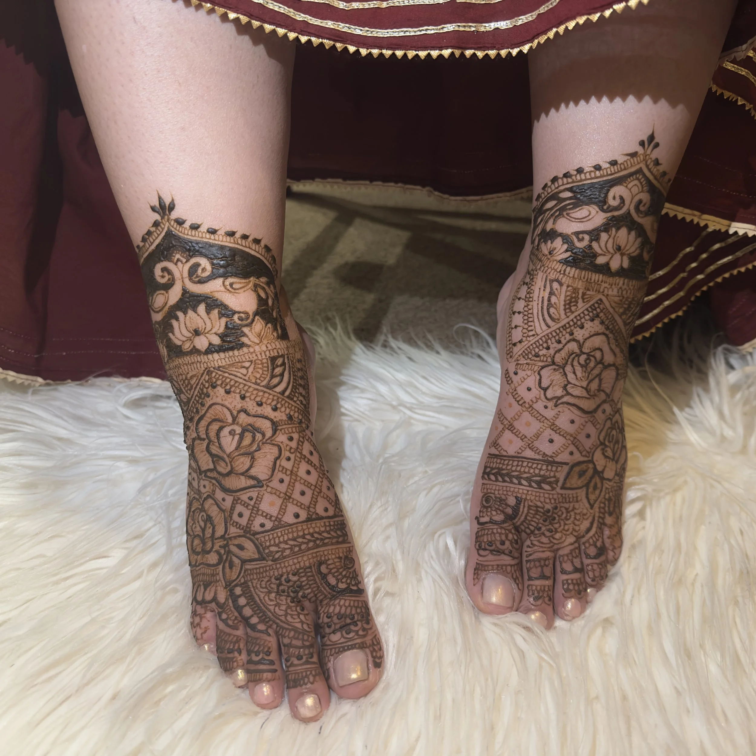 full intricate bridal henna on feet 