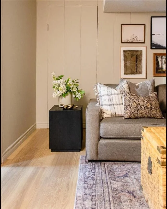 Our Warm Brushed Oak in a cozy country living room. Order a free sample and find Karndean retailer on our website: https://bit.ly/3wftant
.
.
.
#KarndeanAesthetics #LuxuryFlooring #HomeMakeover