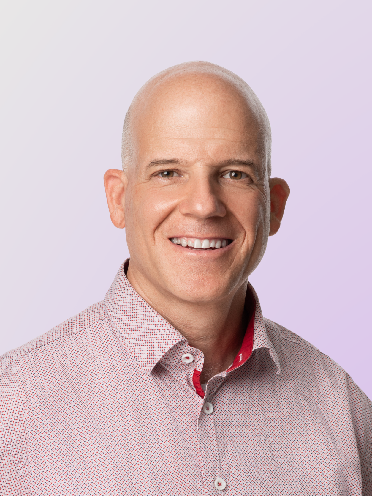 Portrait of a smiling CEO in a light-colored shirt against a light background - stands for authentic customer experiences and the trust that Noevu creates through successful projects and positive reviews.