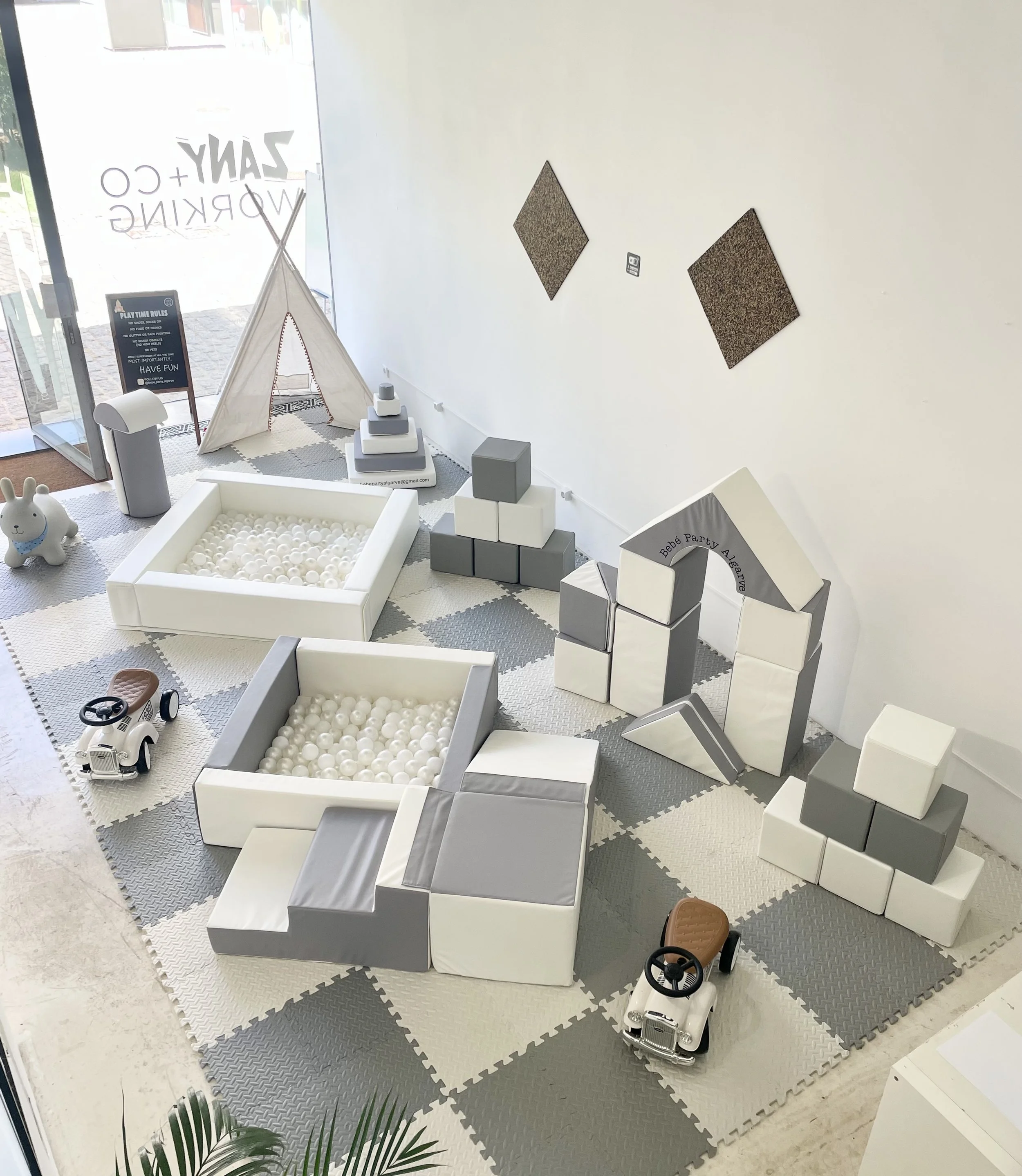 Indoor soft play and ball pit setup for children’s party in Lagos Algarve by Bebé Party Algarve