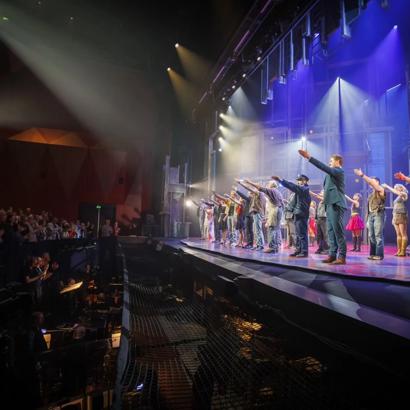 Swipe to see how I made the lights work 🩶

SHOW: @westsidestorynl 
CLIENT: @dgctheater 
TECHNICAL PROVIDER: @vproductions.nl 

9 more stops to go with the Dutch tour!