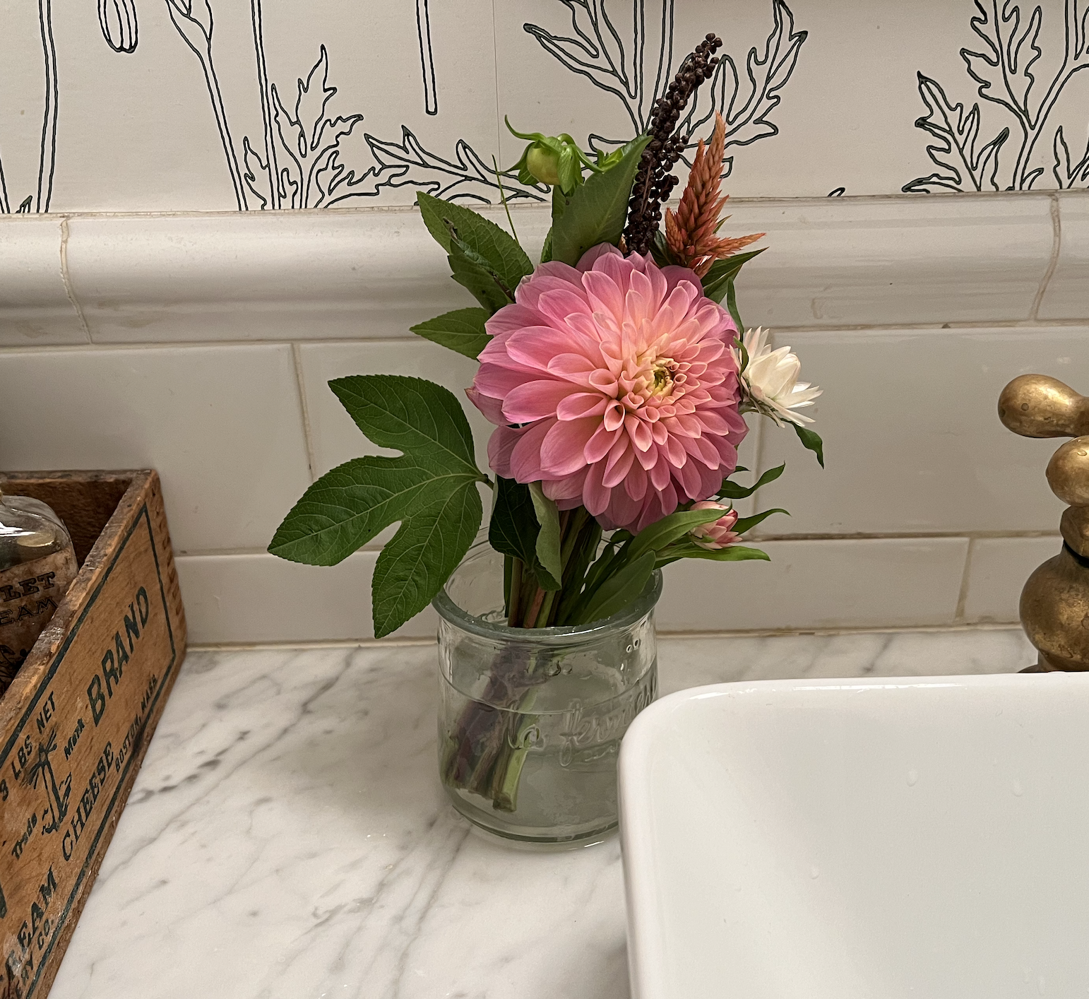 dahlia budvase.png