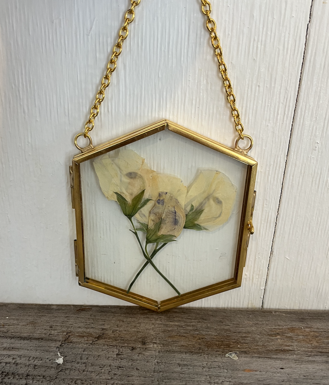 Gold frame ornament 4 sweetpeas.png
