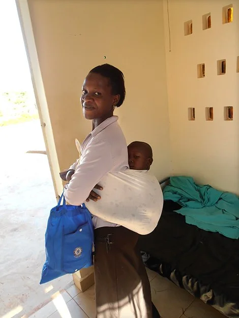 dame og flaskevegg.jpg