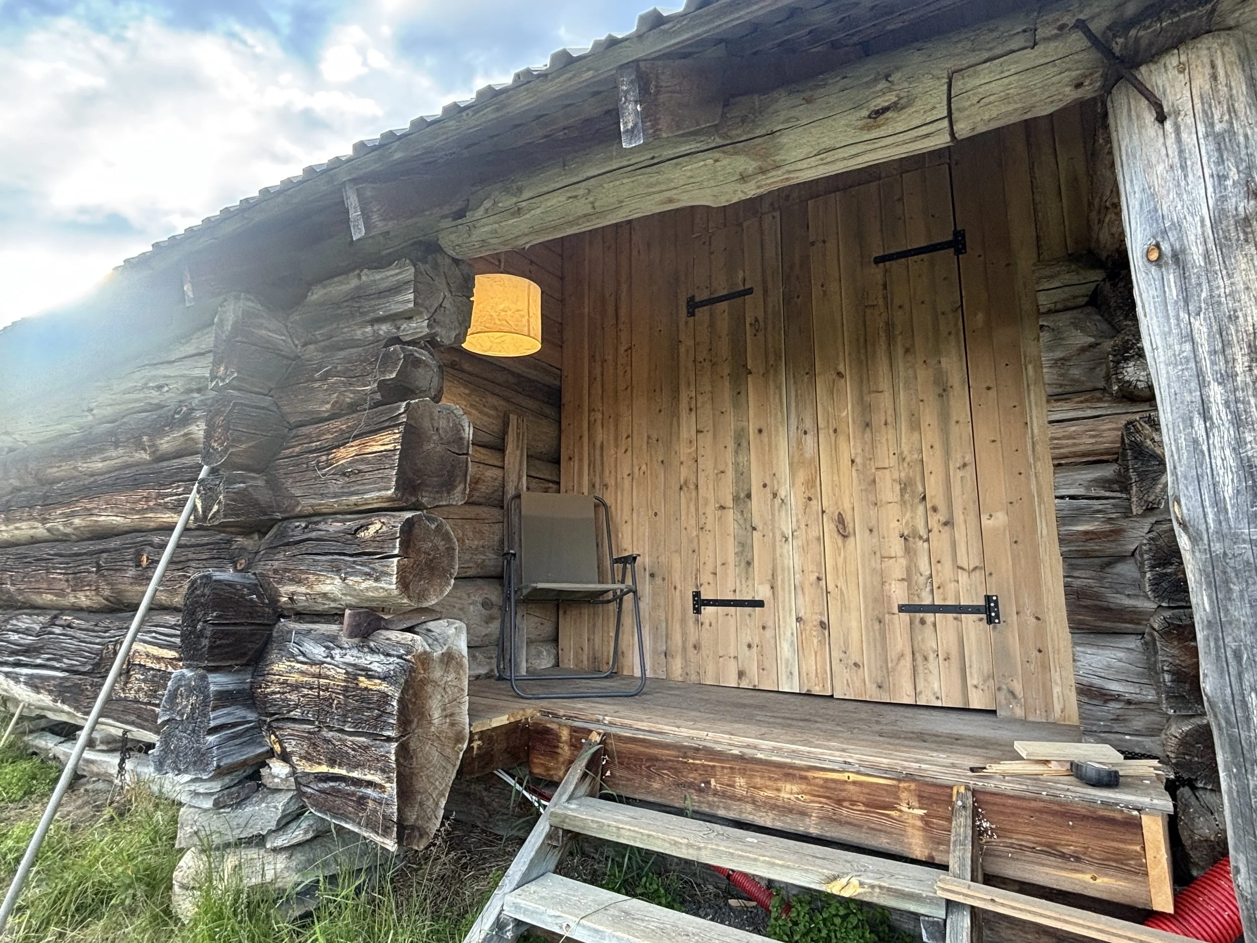 Dør manglet, og er utført i gjenbruk fra stedet