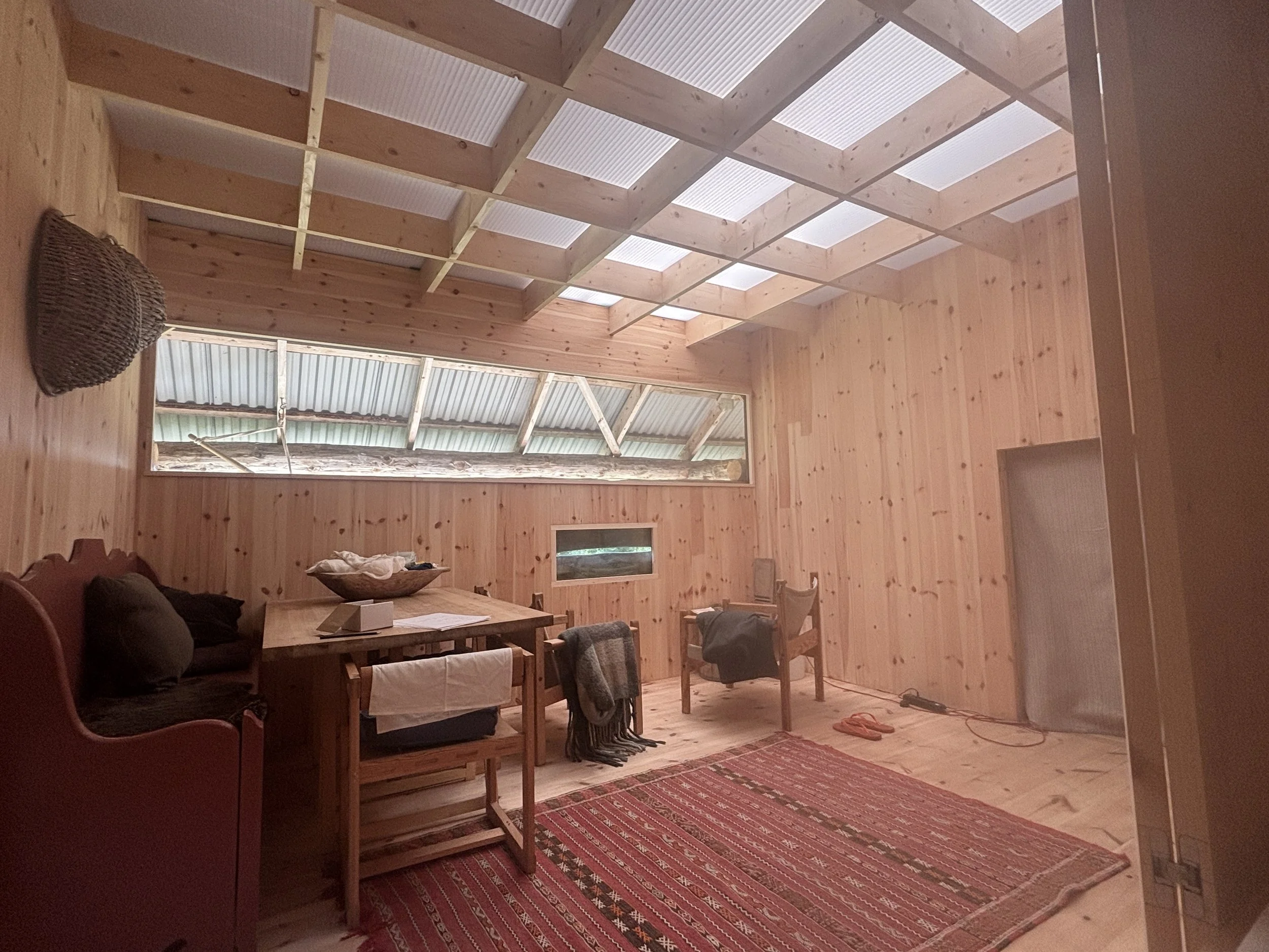 Himlingen er lysgjennomskinnelige plater som hviler på en krysset trekonstruksjon. Rommet blir naturlig lyst sammen med dagen. 