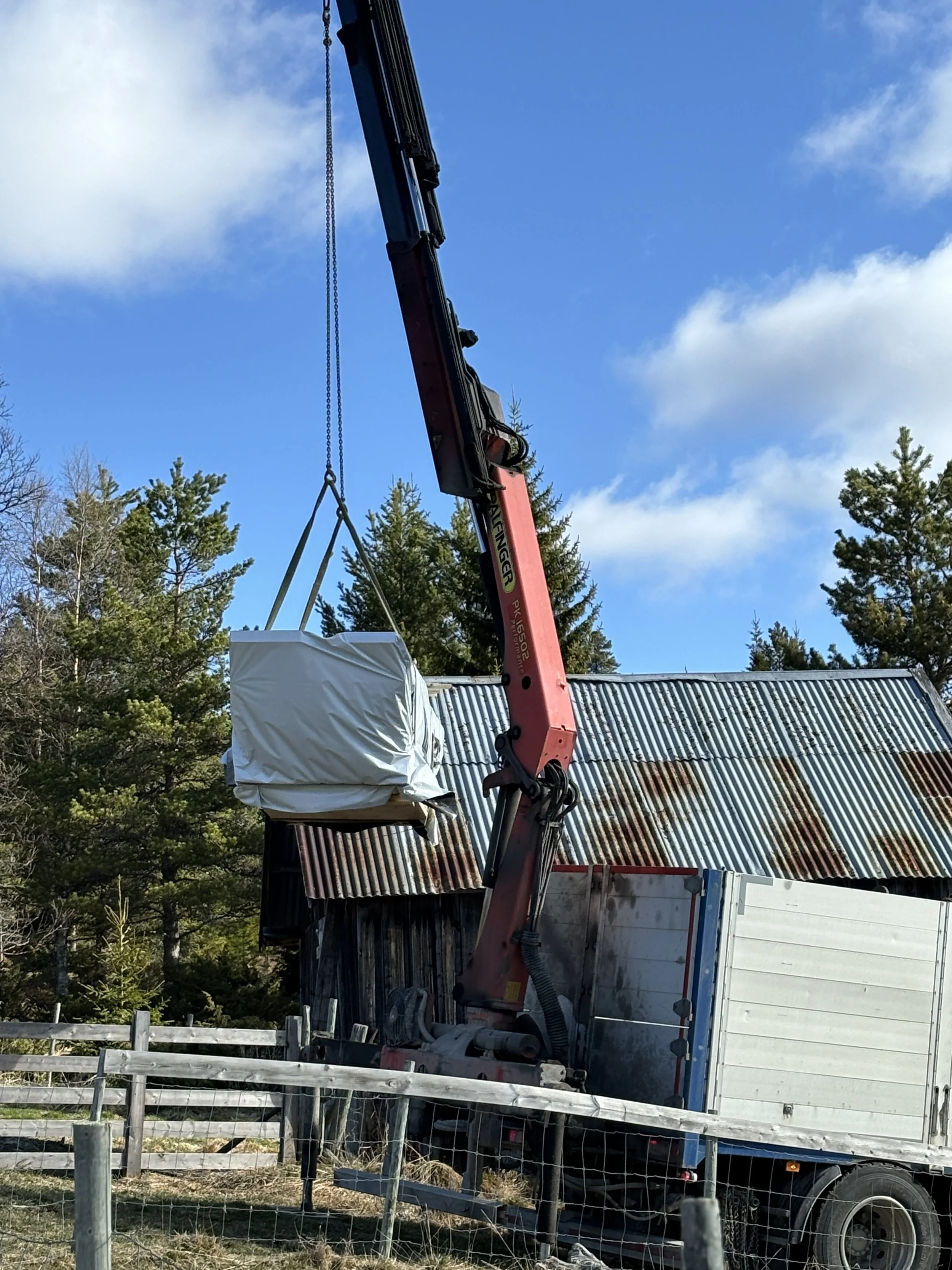 Massivtre på 80mm ble fraktet til låven fra Gudbrandsdal Massivtre.