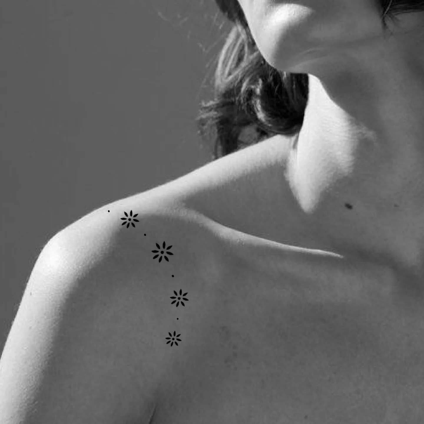 One flower ornament, many possibilities 🖤 here some moods for inspiration. 

#tattoomood #flowerornament #ornament #flowertattoo #finelinestattoo #finelinestattooartist #finelinesornament #tattooinspiration #tattooartisthamburg #hamburgtattoo