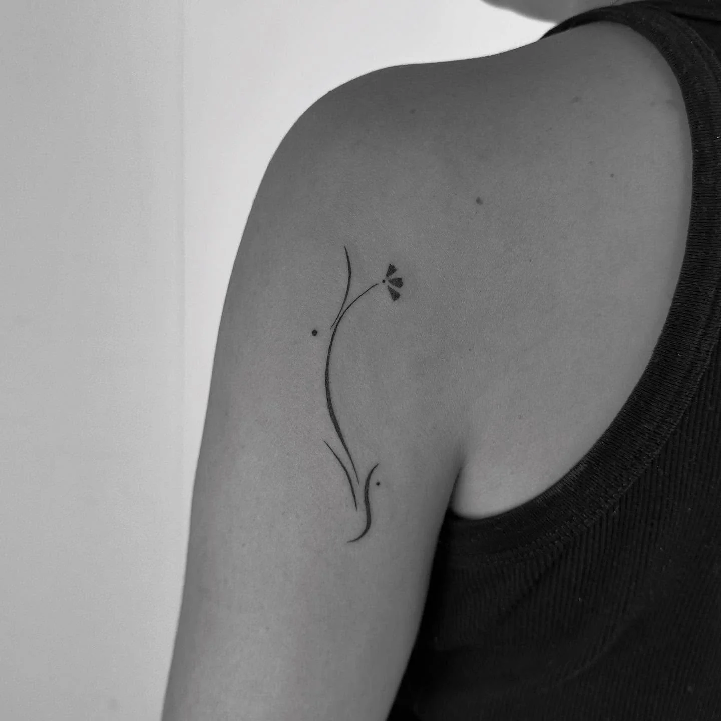 This minimalist flower wannado found her perfect forever home 🖤 Thank you for choosing it ! I love it ! 

#tattoohamburg #minimalisttattoo #wannadotattoo #finelinestattoo #finelinestattoohamburg #tattooartisthamburg #flowflowertattoo #flowertattoo #