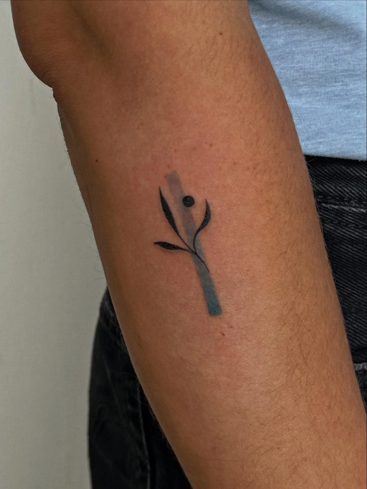 I love experimenting some colour gradient 💙 I love that one with a subble blue gradient ! Would you like more colour gradient wannado ? 

#bluetattoo #colourtattoo #tattoohamburg #tattooartisthamburg #tattooarthamburg #bluecolourtattoo #blueinktatto