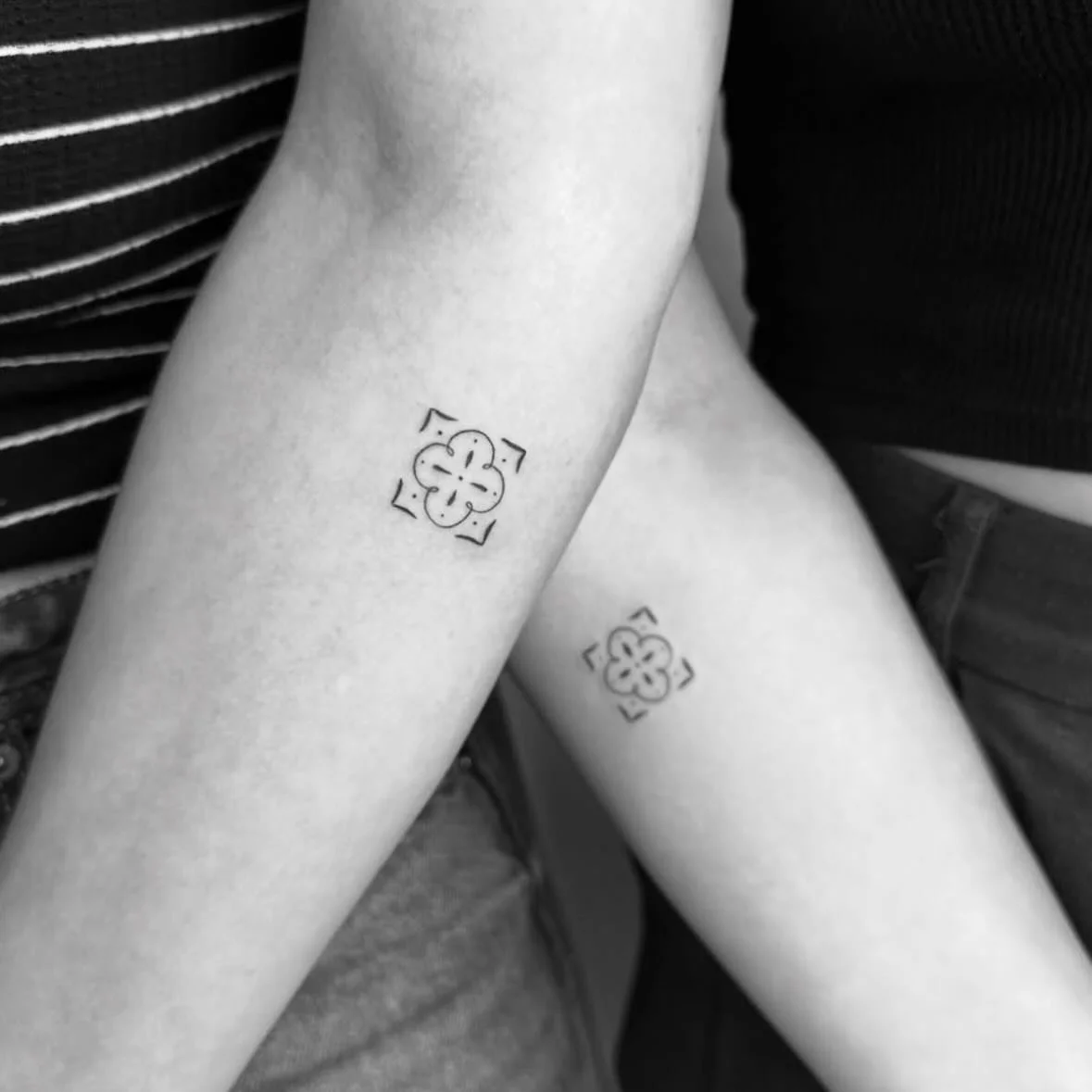 Two lovely twins got their matching tattoo 🖤 Design inspired by Portuguese Azulejos✨

#matchingtattoo #azulejos #azulejostattoo #azulejosportugueses #finelinestattoo #finelinestattoohamburg #fineslinestattooartist #tattooartisthamburg #hamburgtattoo