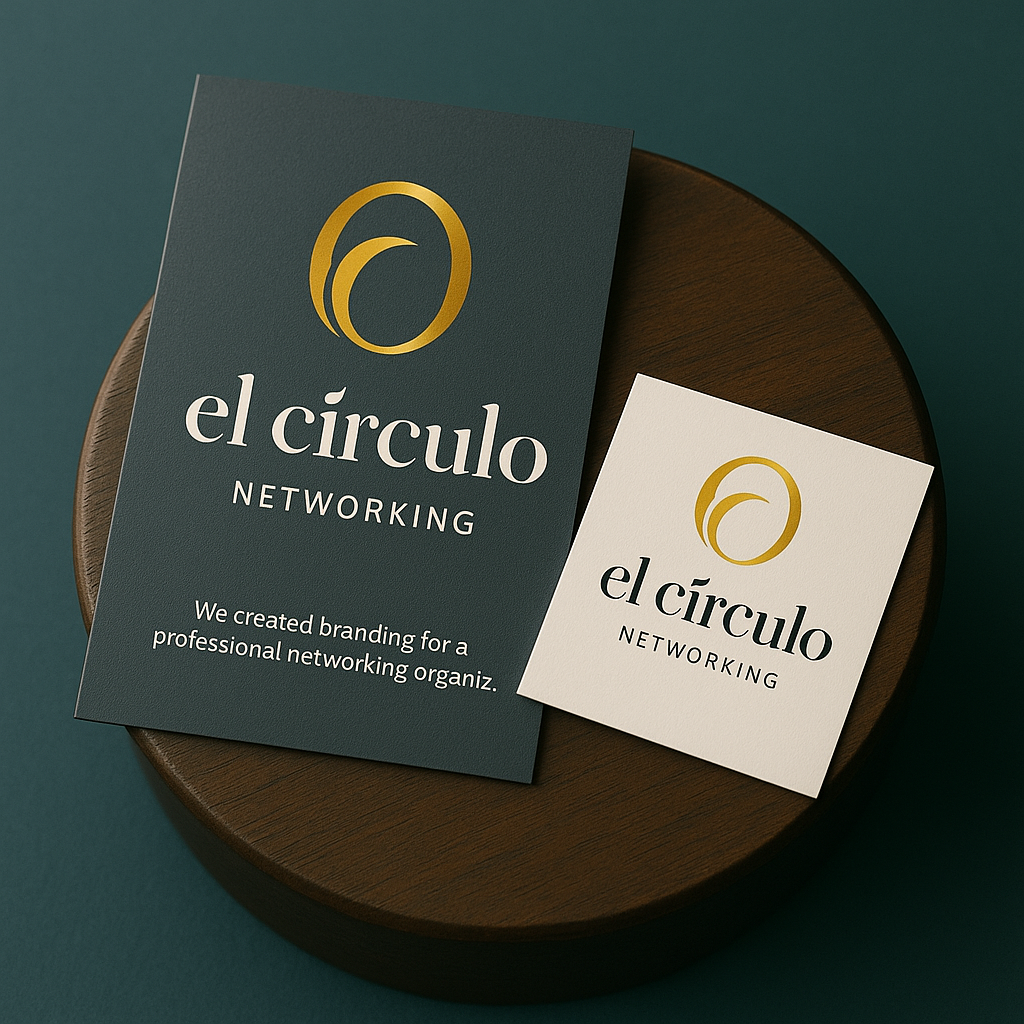 Business cards and a flyer for 'el círculo NETWORKING' on a wooden tray, featuring a gold circular logo.